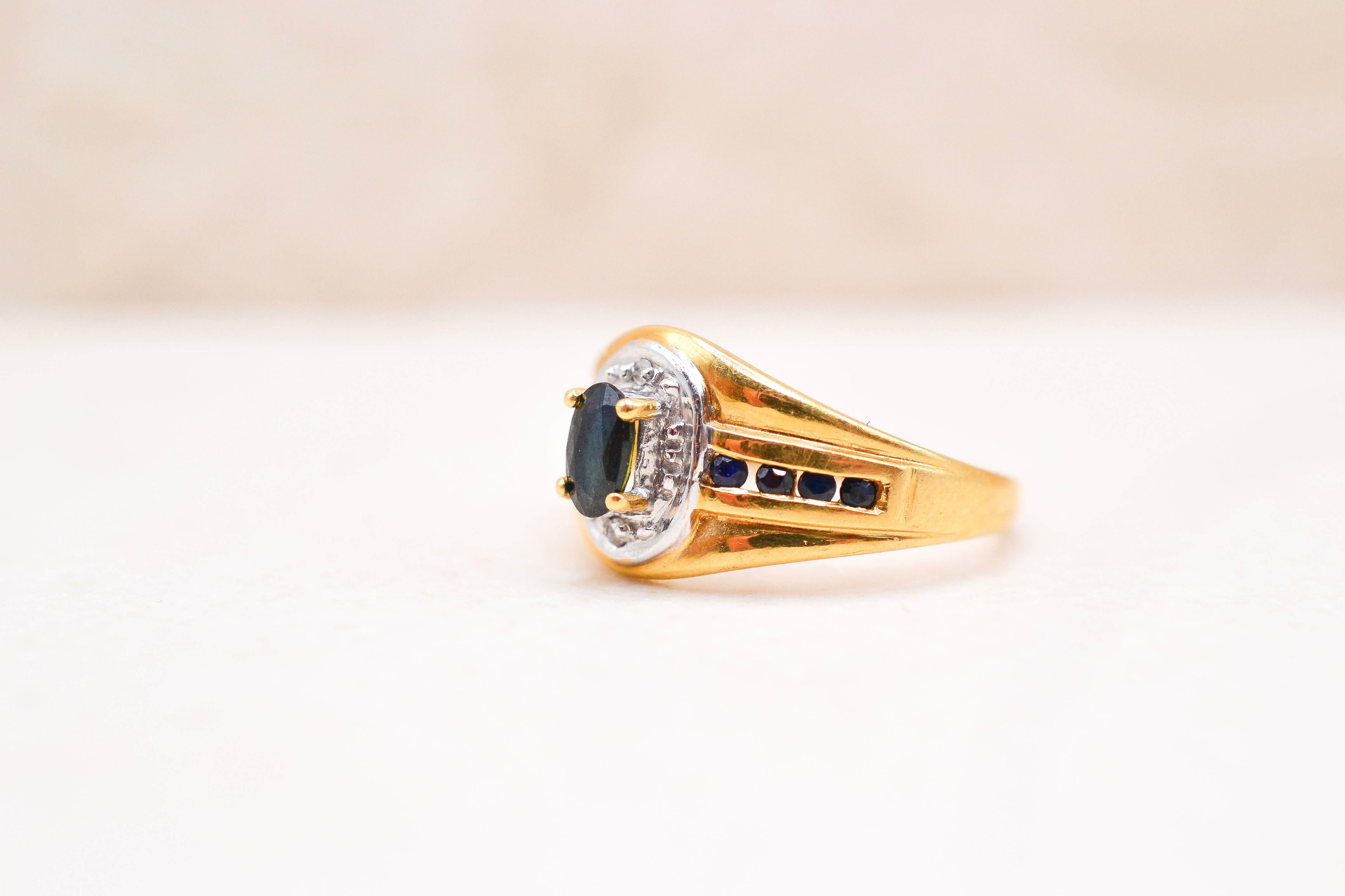 Bague style chevalière Saphir Diamants