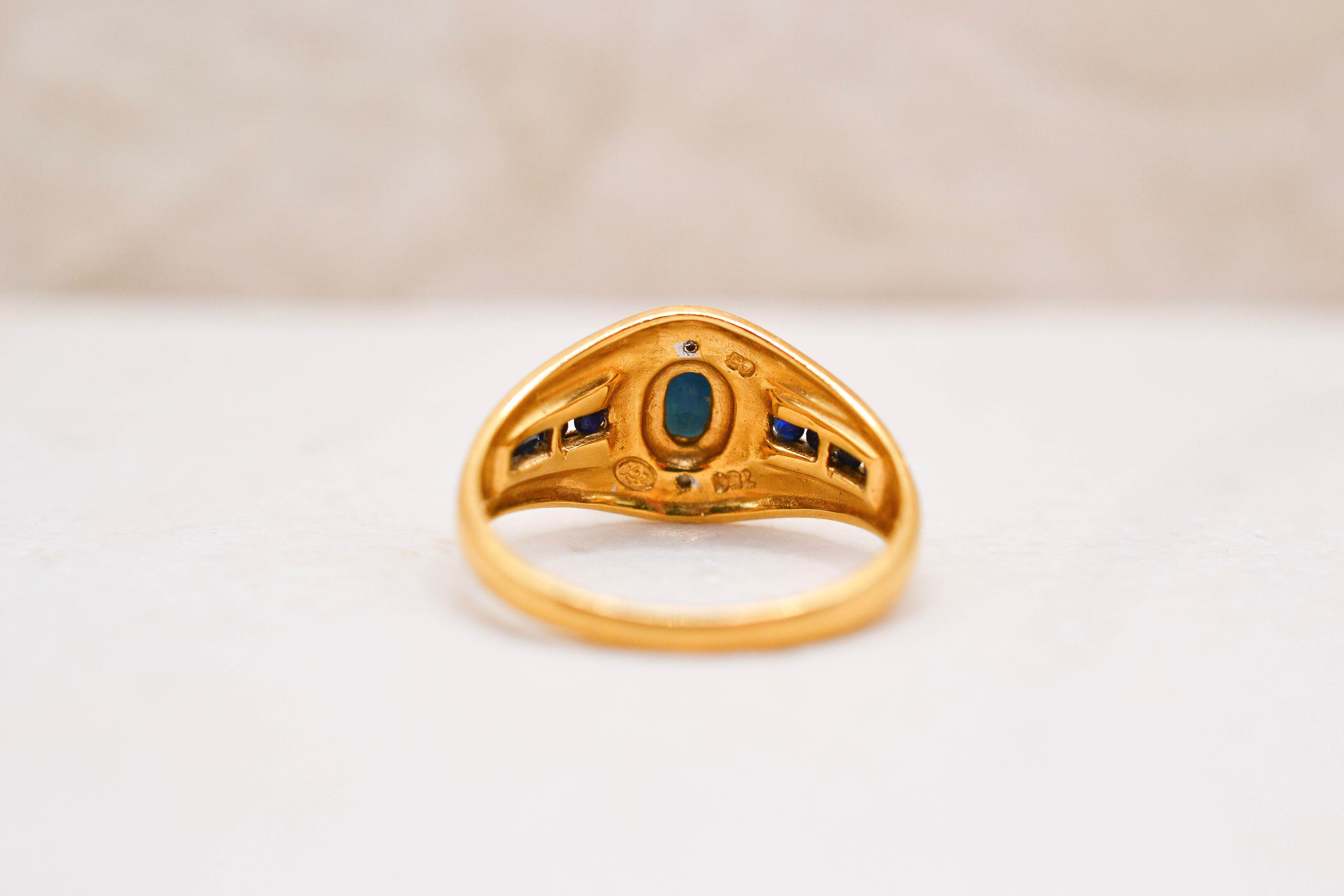 Bague style chevalière Saphir Diamants