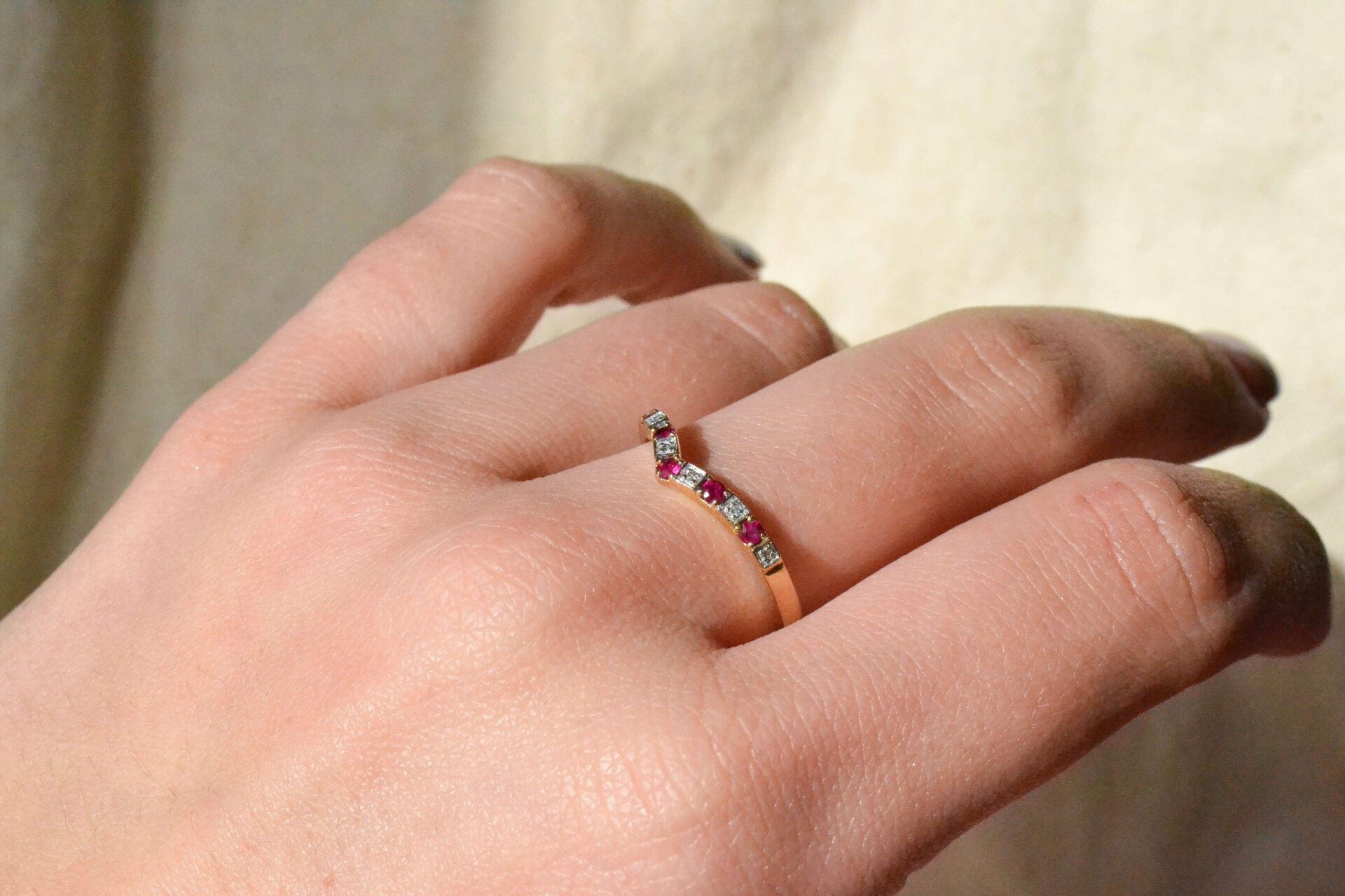 Bague "V" Pierres rouges et blanches