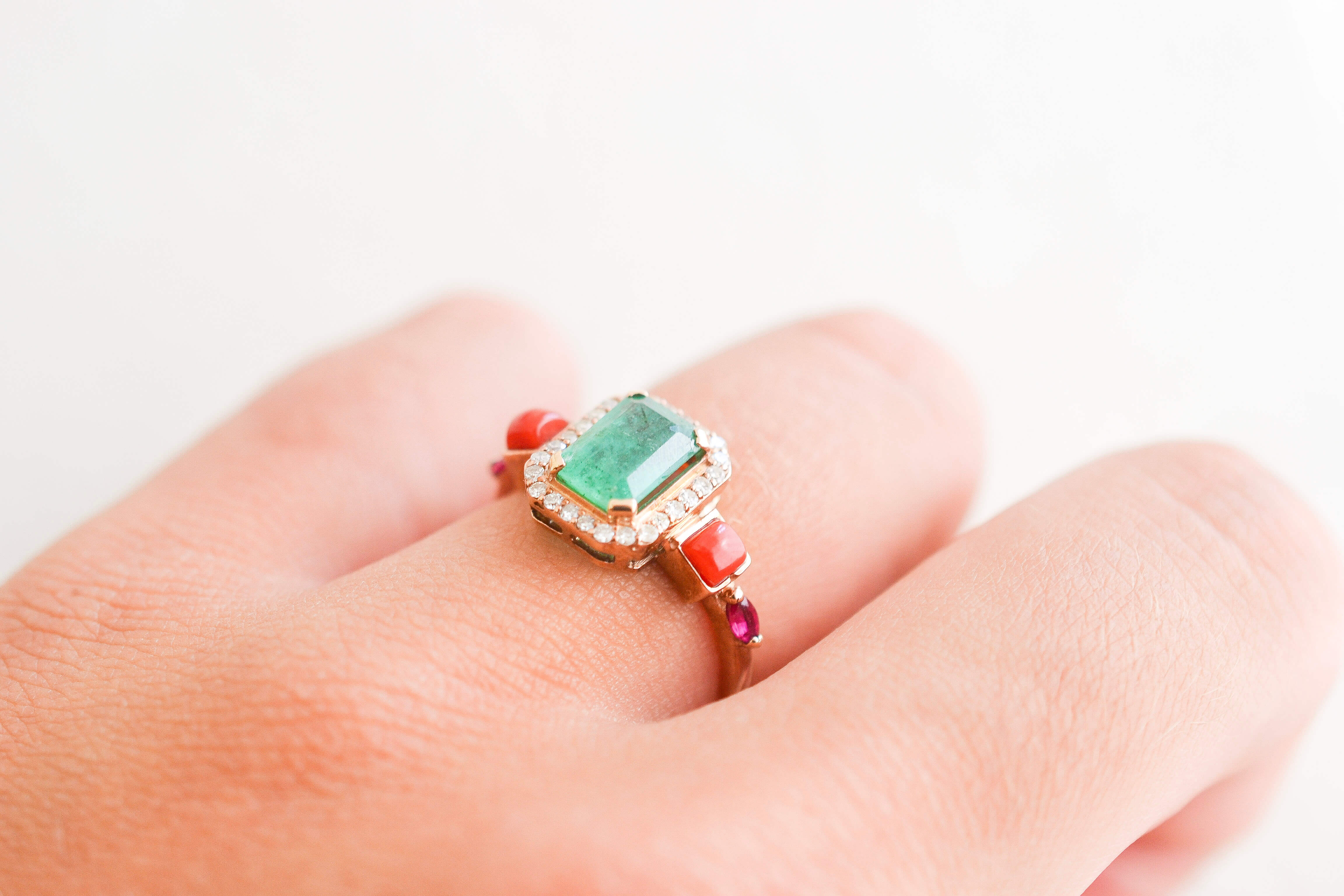 Bague Multicolore Émeraude, Coraux, Rubis & Diamants