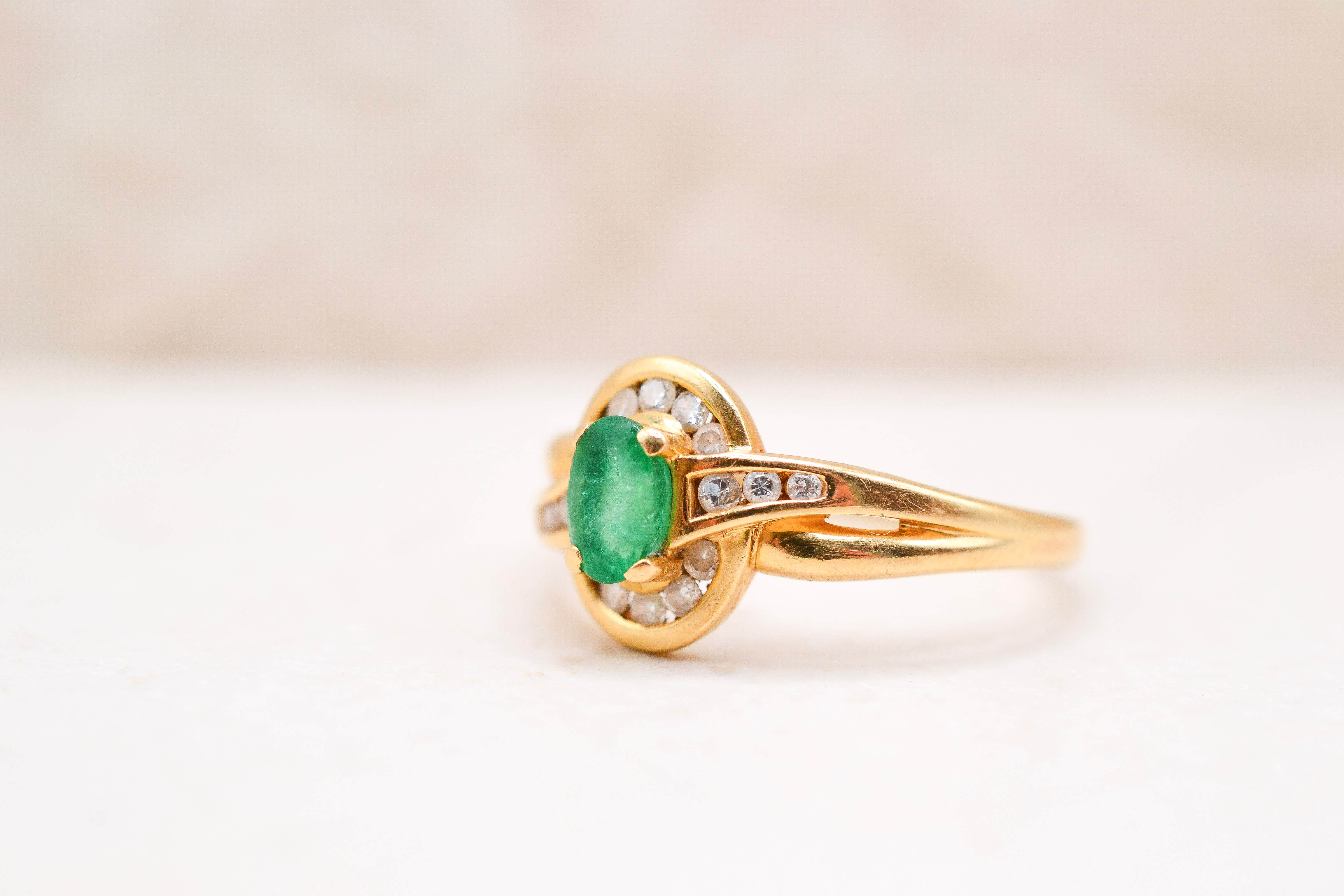 Bague ovale Emeraude et Diamants