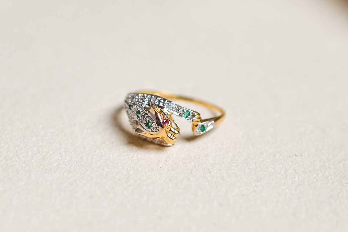 bague-panthere-en-or-jaune-et-or-blanc-18-carats-sertie-de-rubis-emeraudes-et-diamants-bague-ancienne
