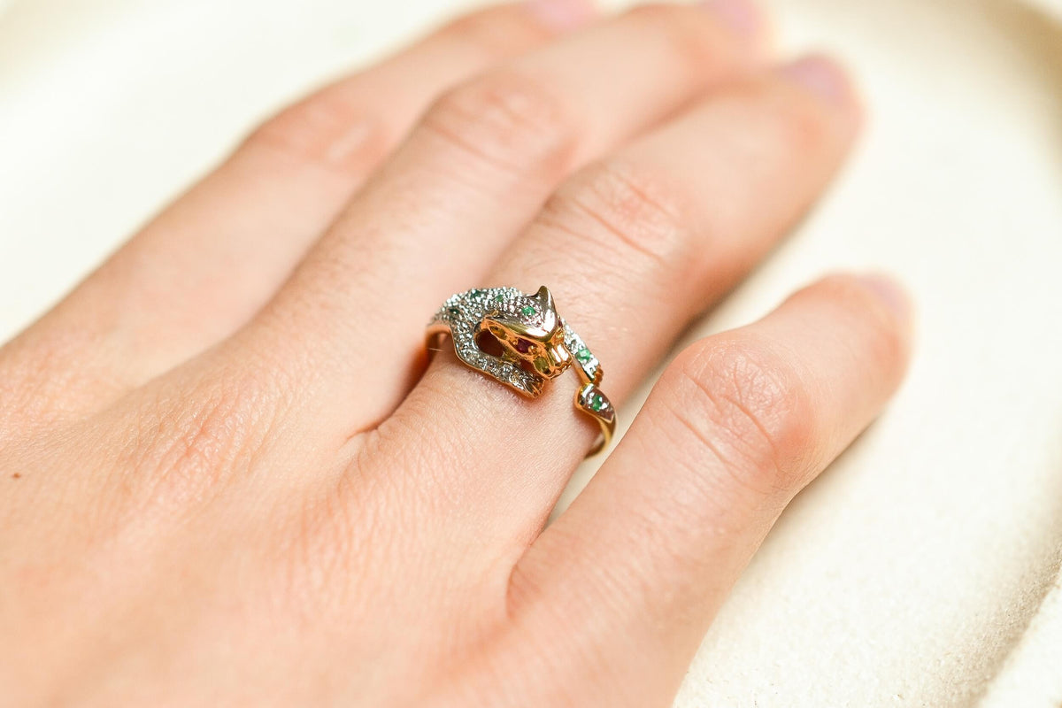 bague-panthere-en-or-jaune-et-or-blanc-18-carats-sertie-de-rubis-emeraudes-et-diamants-bague-femme-unique
