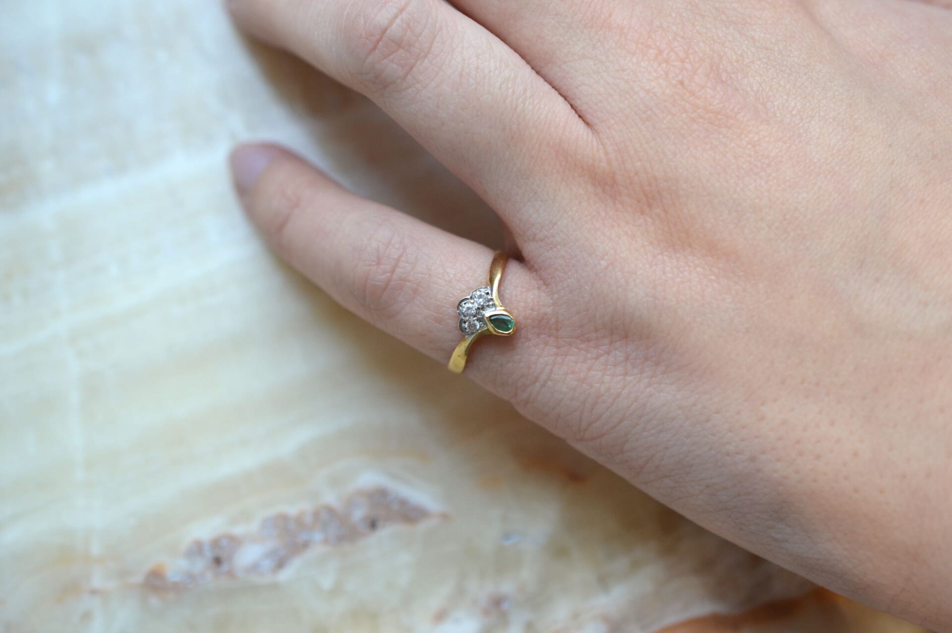 Bague forme paon Émeraude