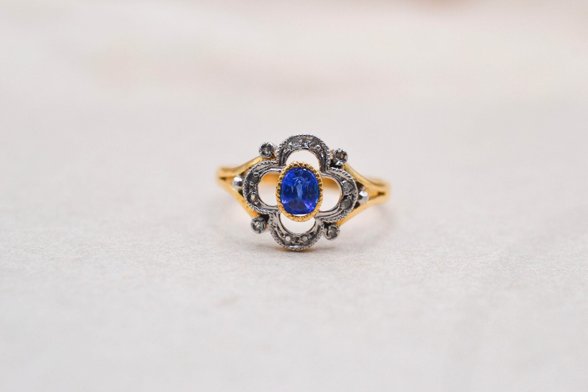 Bague polylobée Pierre bleue et Diamants