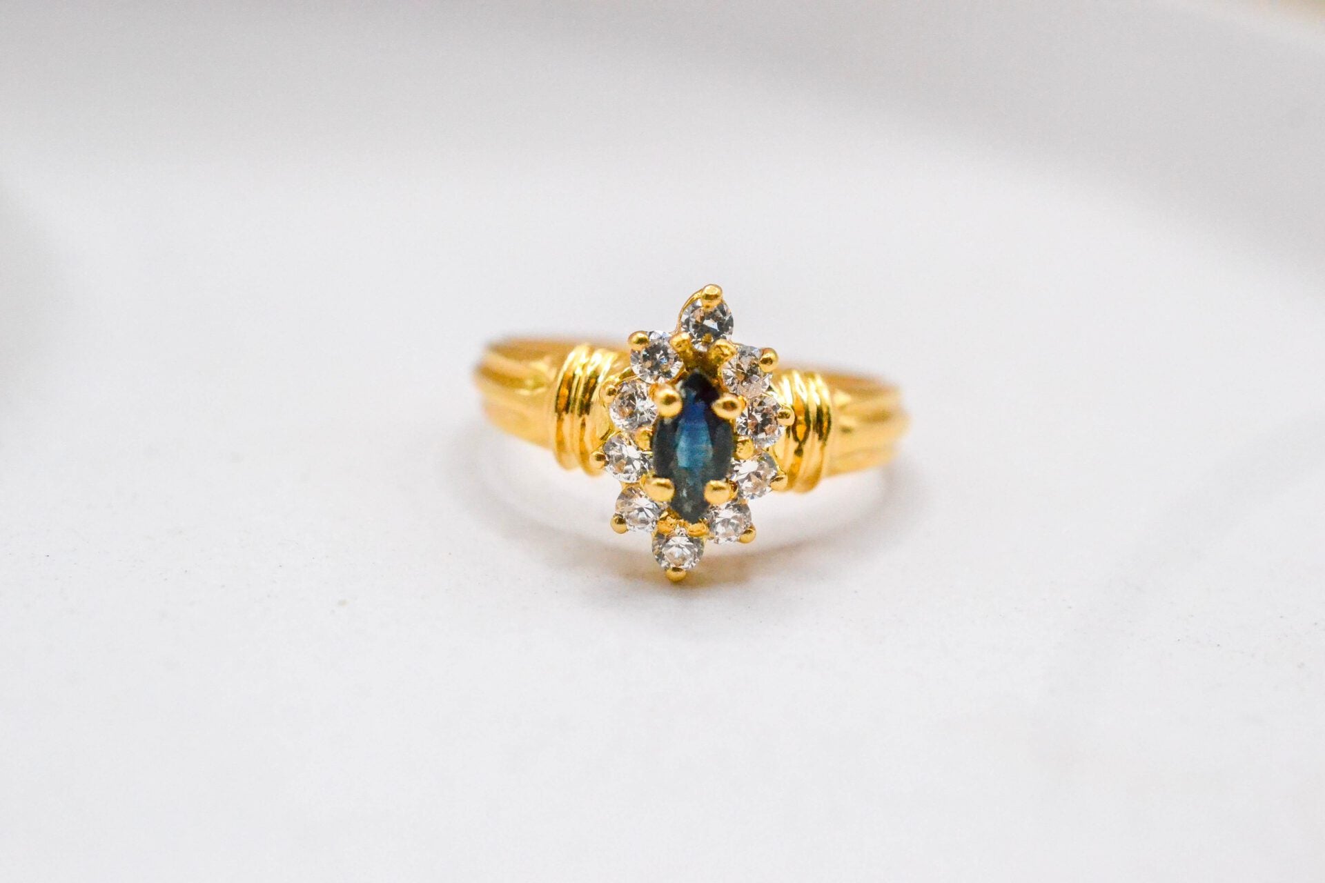 Bague Pompadour Saphir et Oxydes
