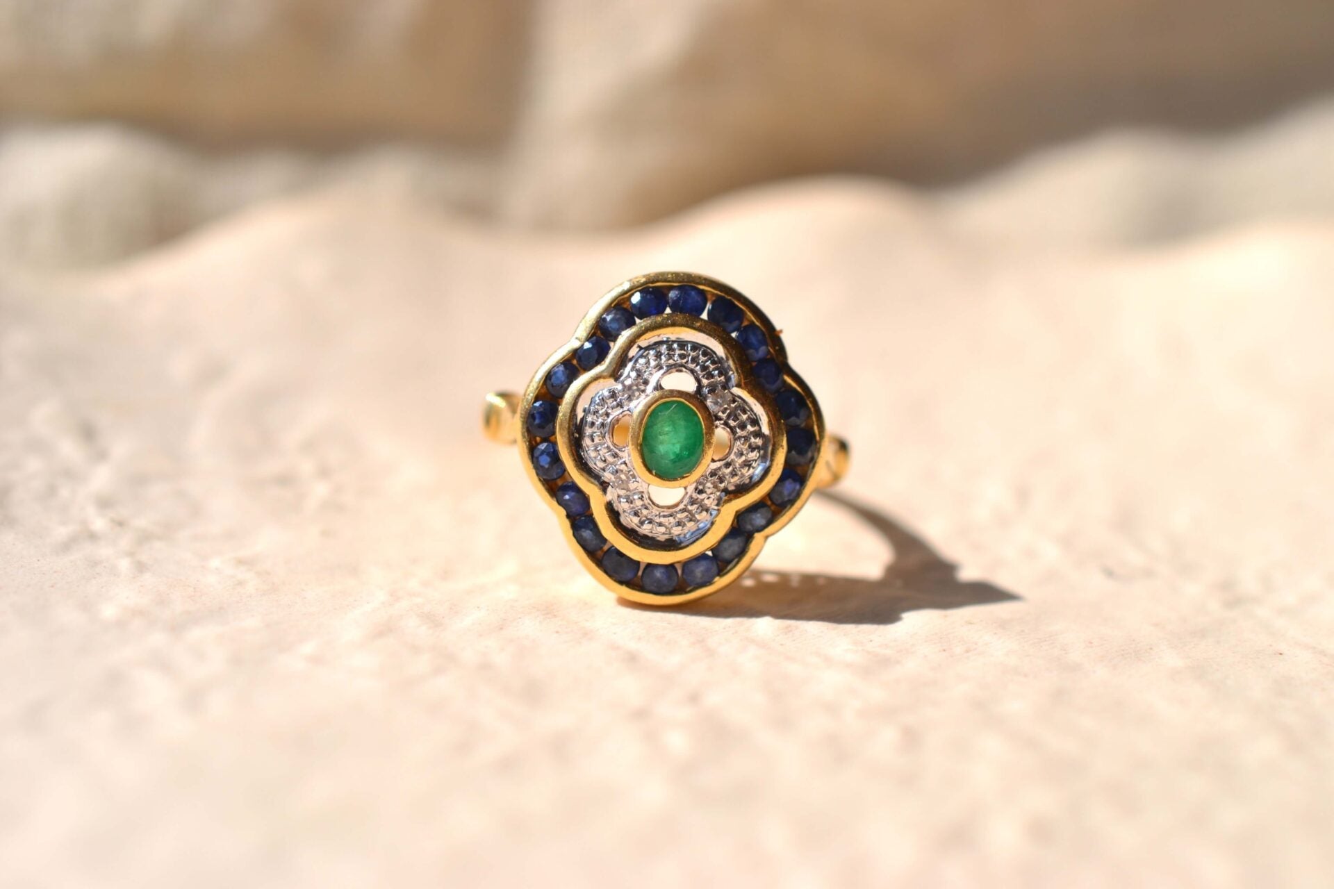 Bague quadrilobée Émeraude Saphirs