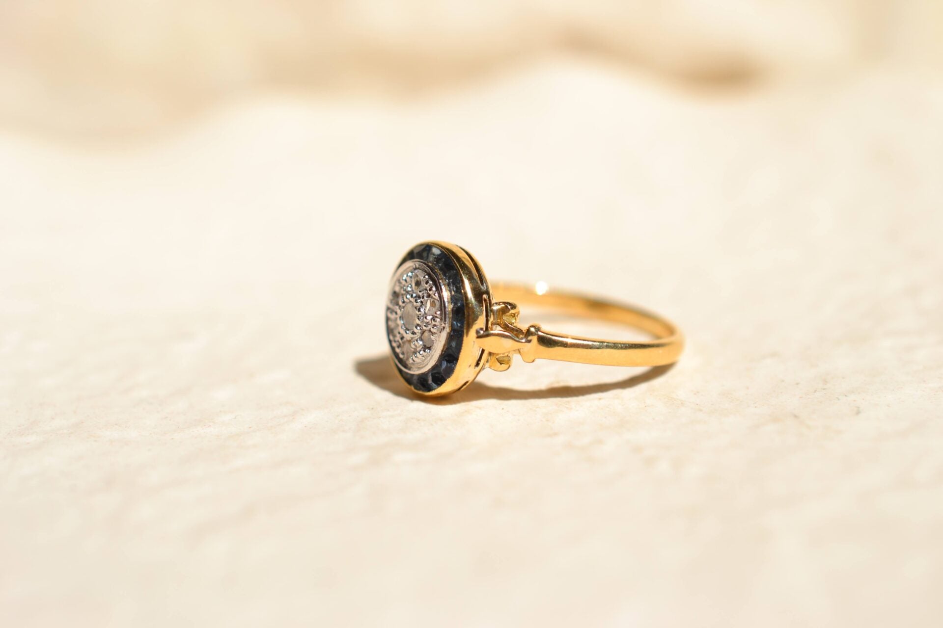 Bague ronde Art Déco Saphirs de synthèse Diamants