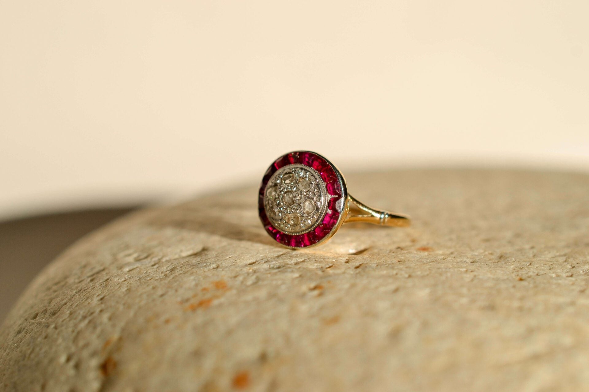 Bague Circulaire Rubis synthétiques et Diamants