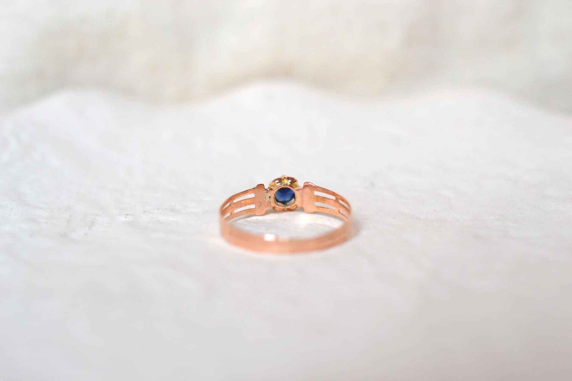 Bague Saphir anneau rainuré et ajouré