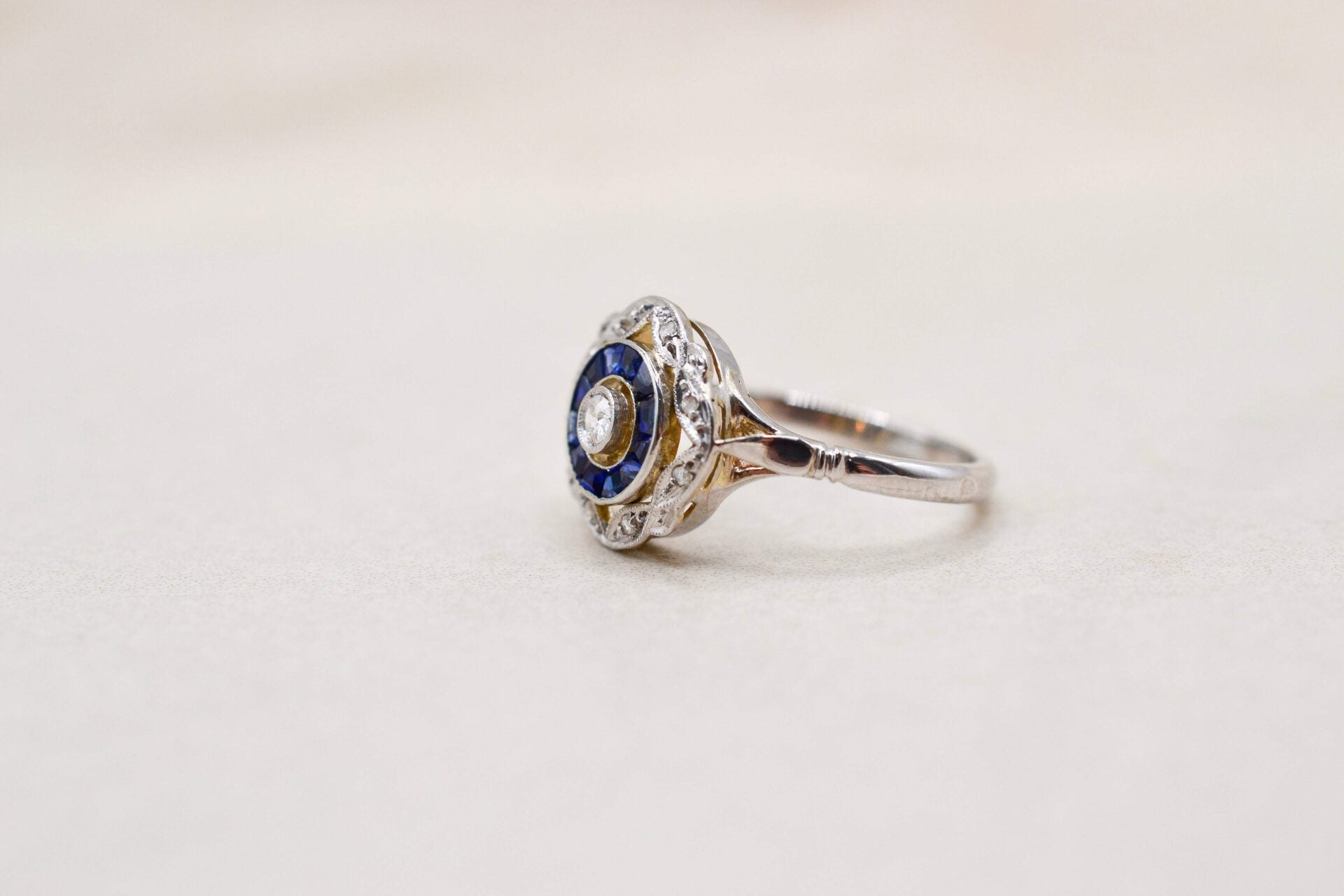 Bague Art Déco circulaire Saphirs et Diamants