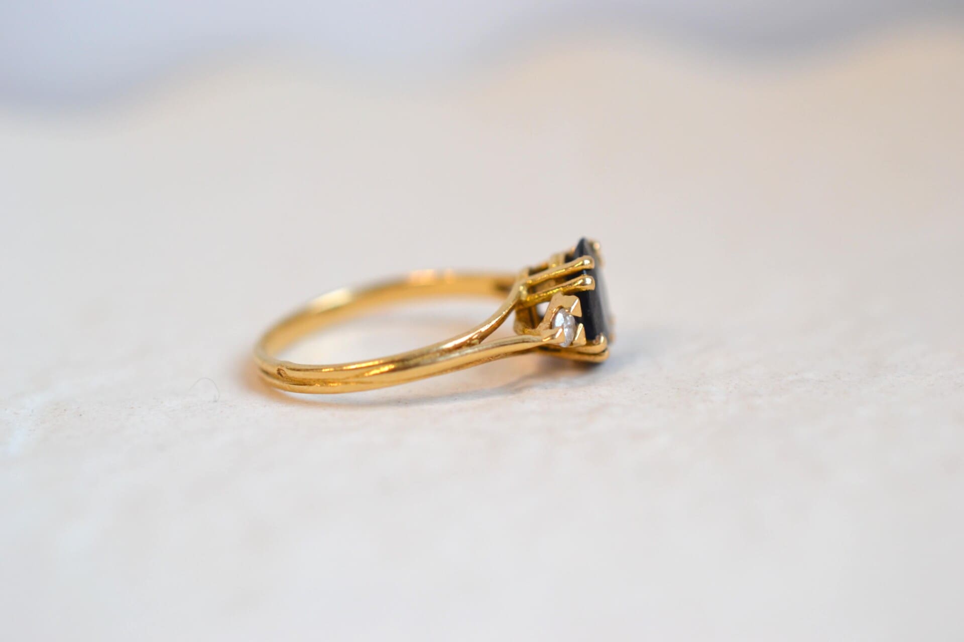 Bague Saphir ovale et Diamants