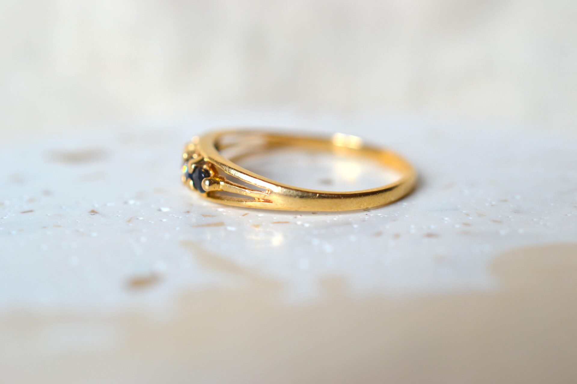 Bague ajourée Saphirs et Oxydes