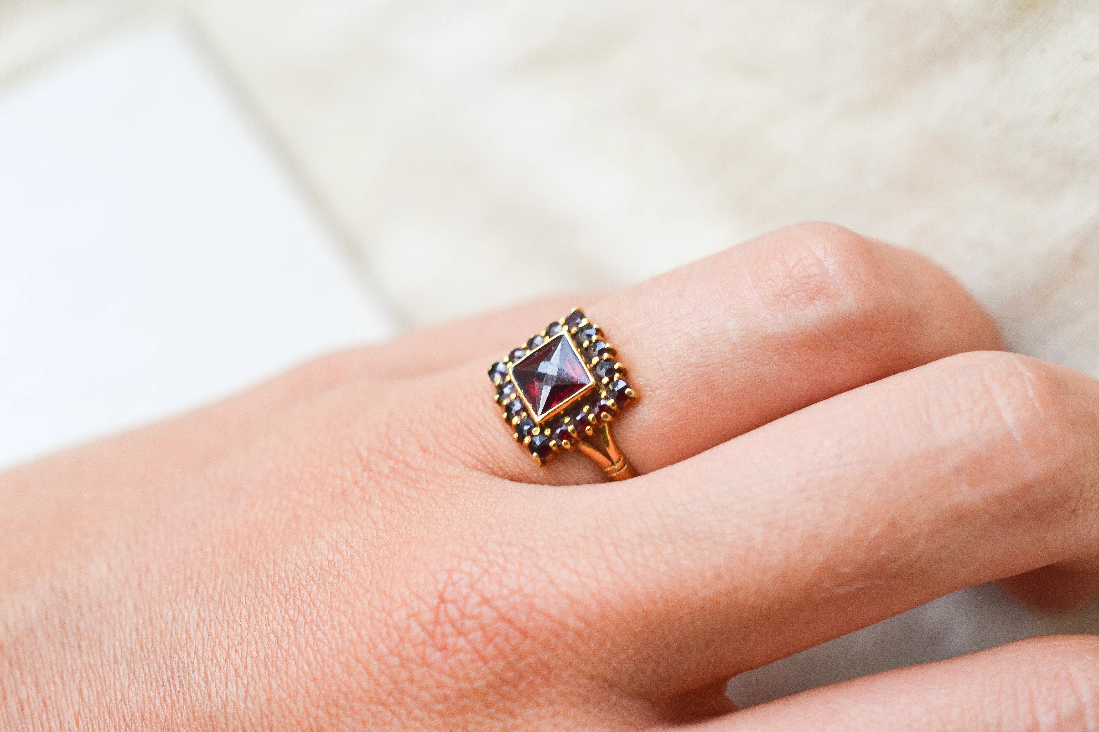 Bague carrée Grenats