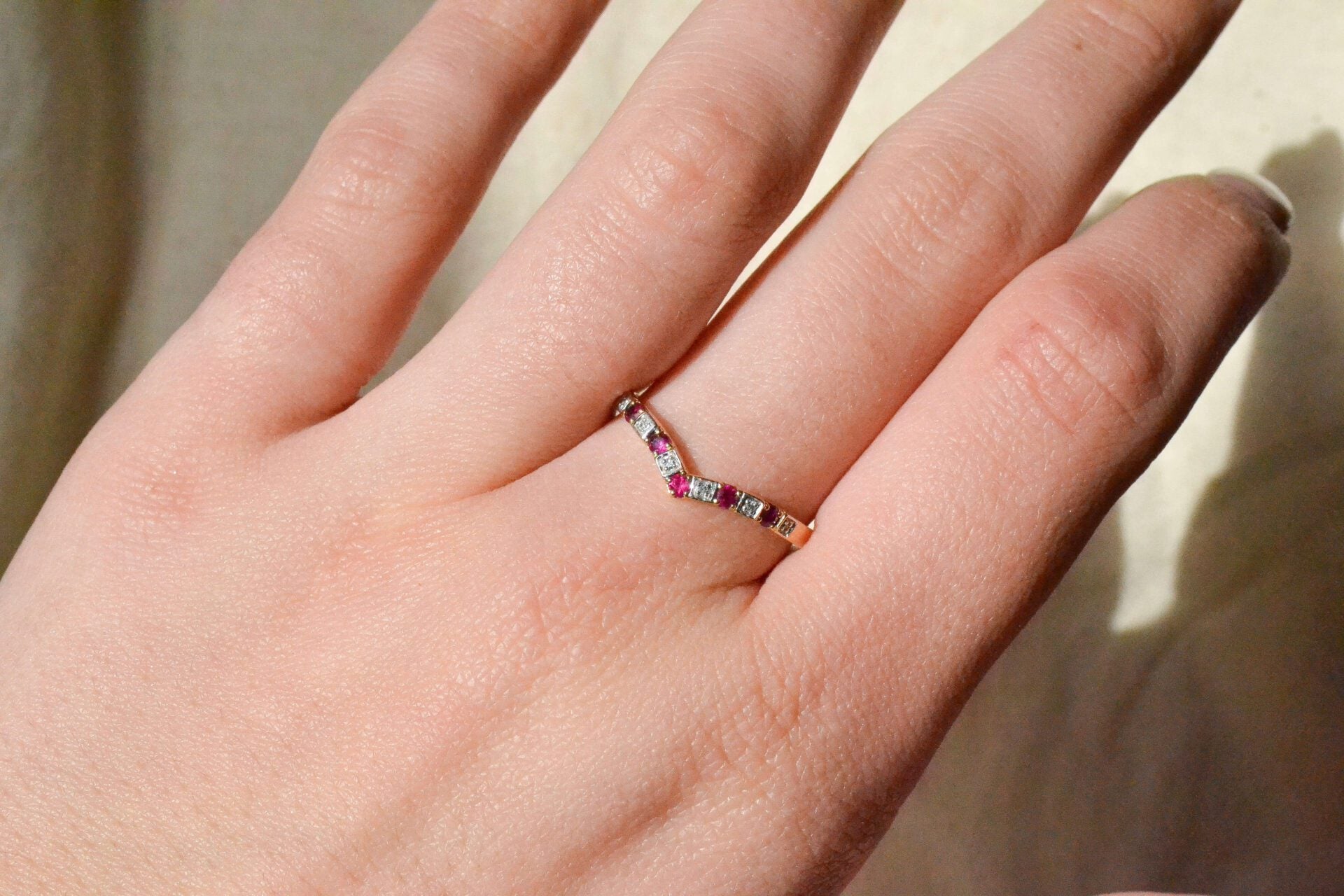 Bague "V" Pierres rouges et blanches