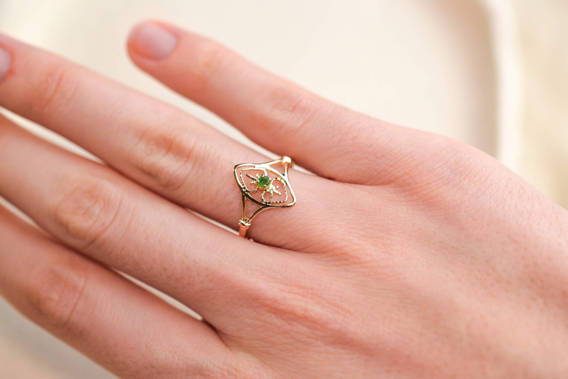 Bague navette ajourée Emeraude