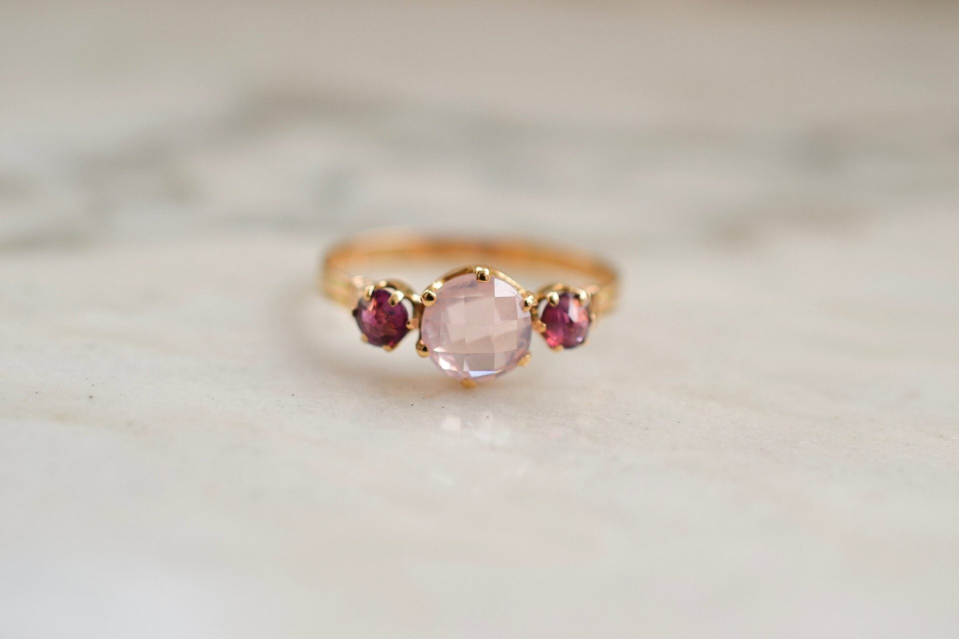 Bague Quartz Rose & Pierres rouges