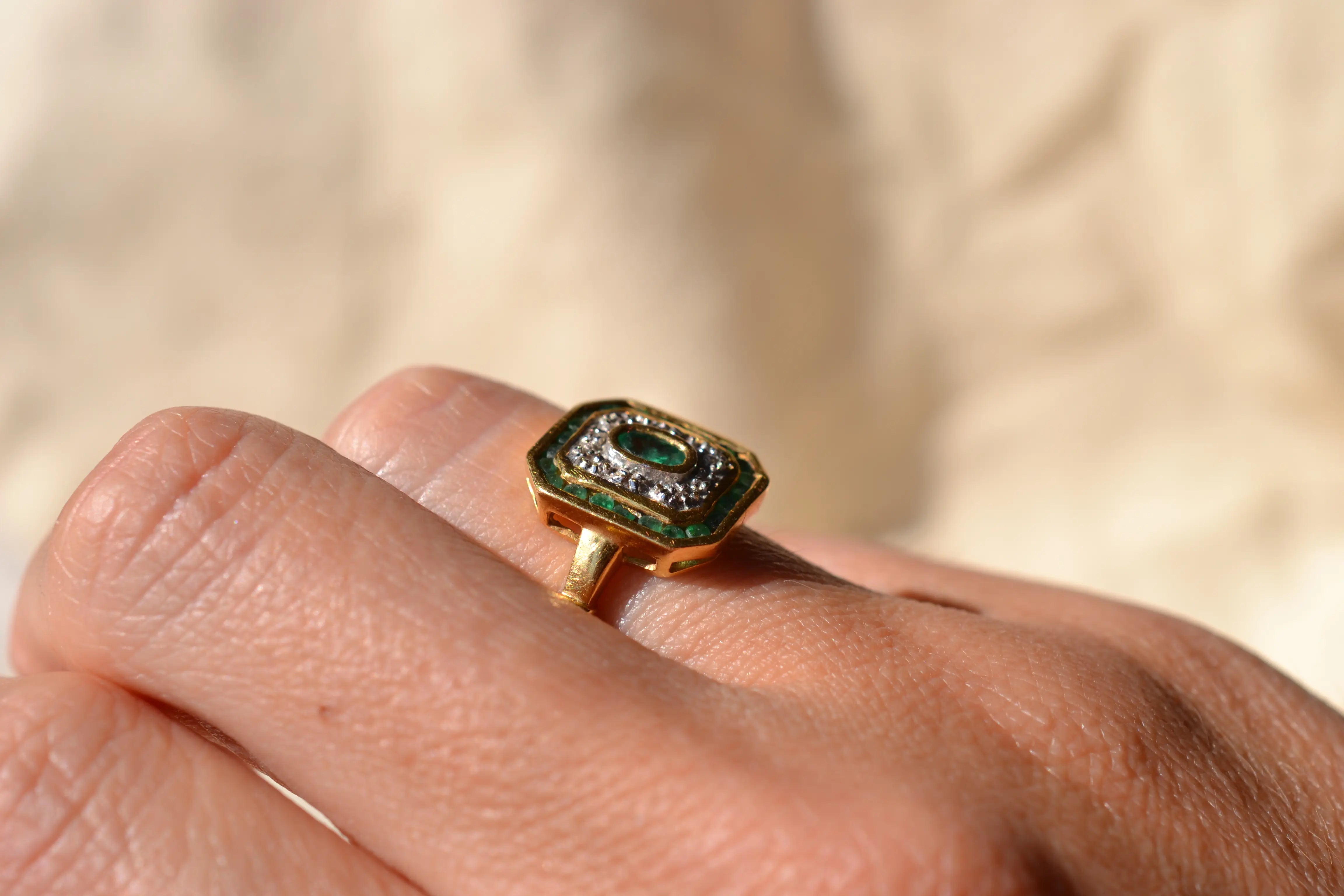 Bague octogonale Emeraudes et roses de Diamants