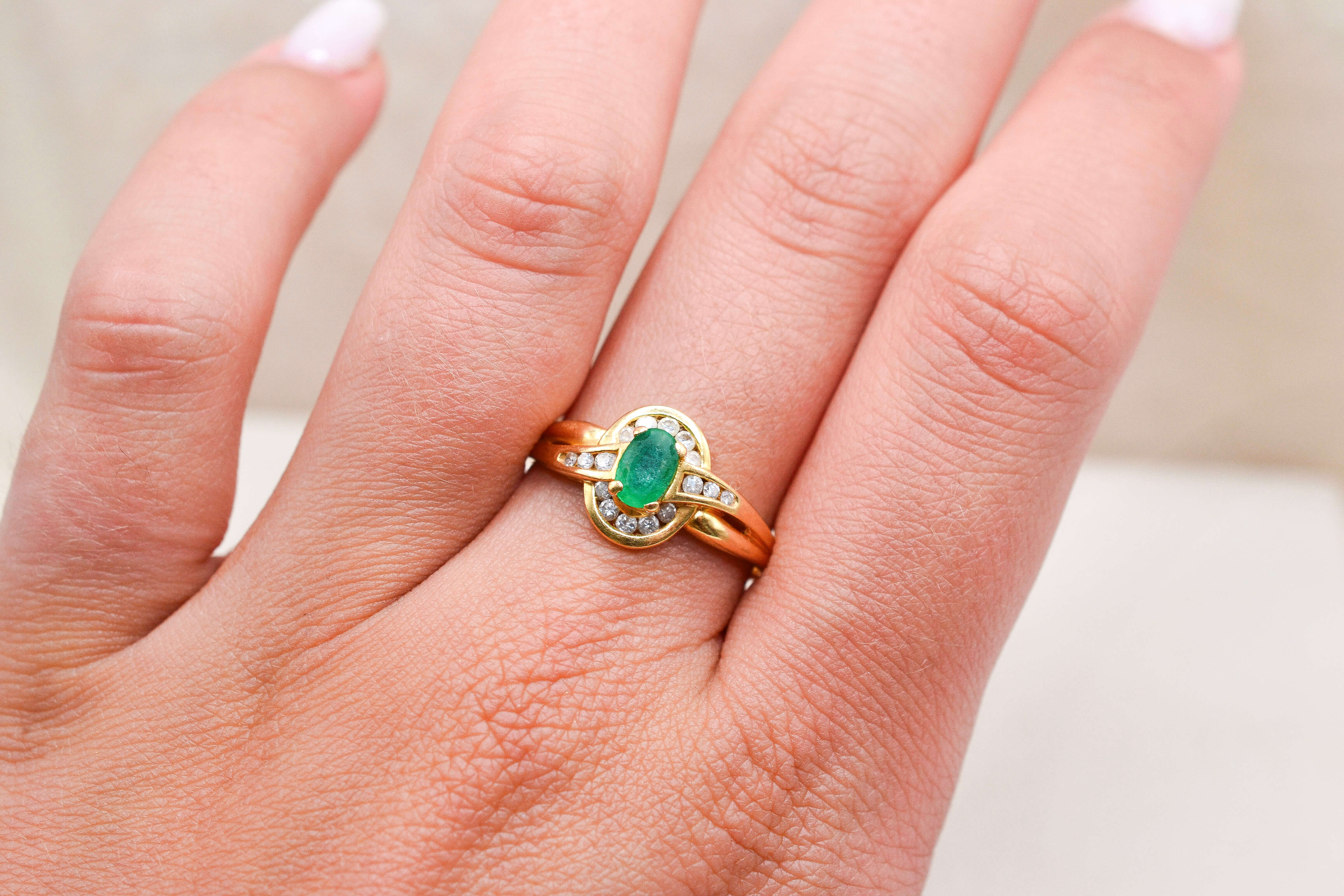 Bague ovale Emeraude et Diamants
