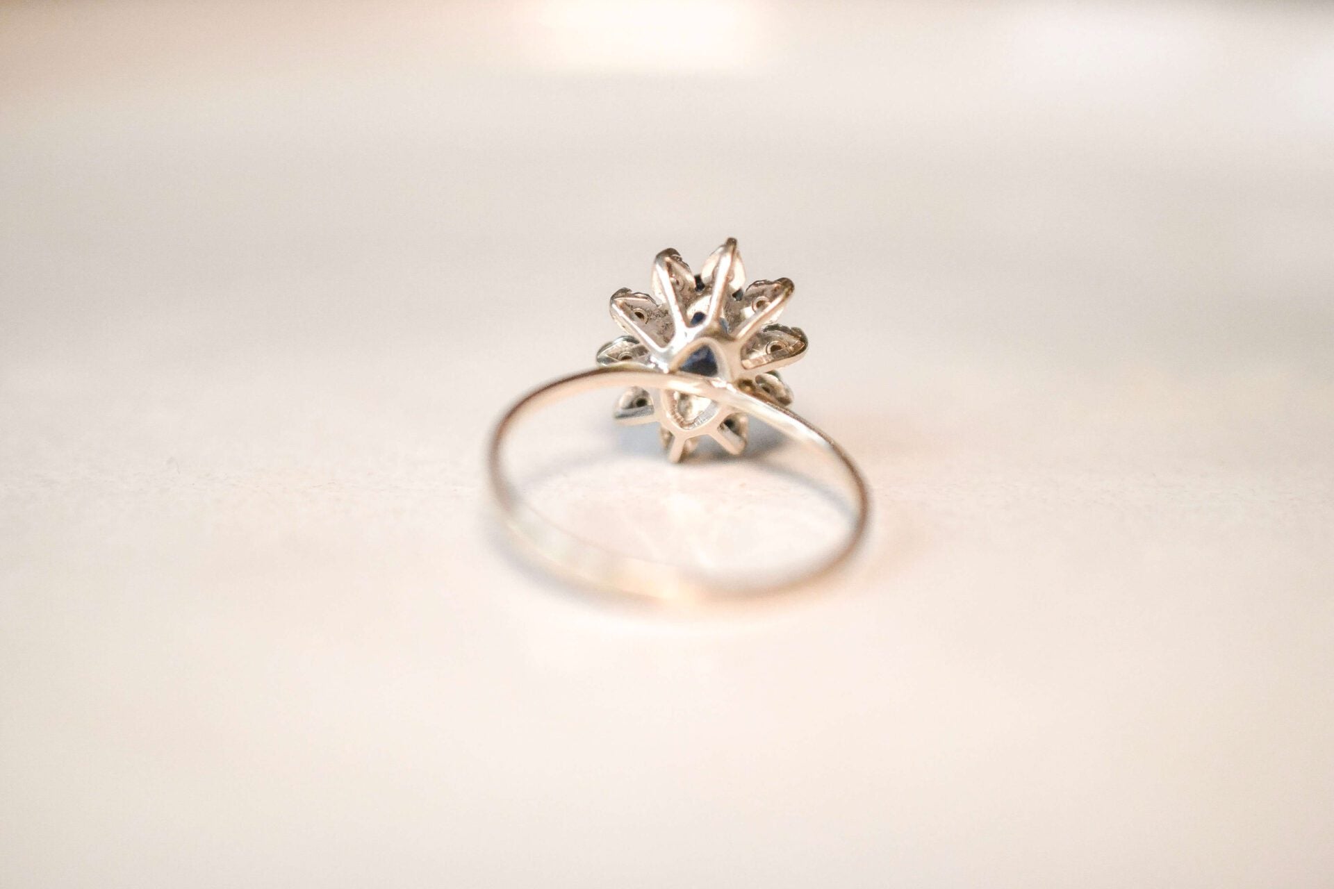 Bague Marguerite Or blanc Saphir Diamants