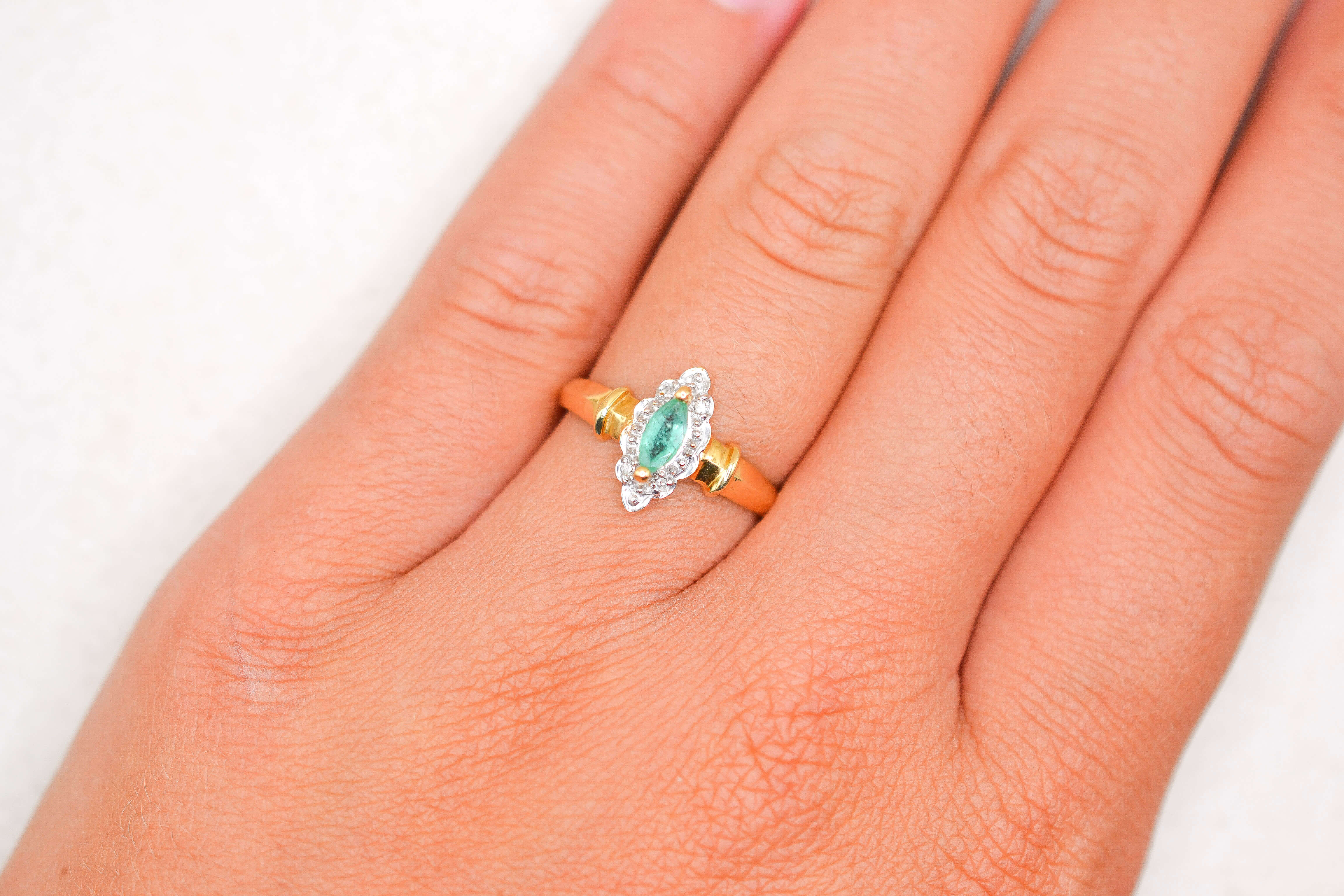 Bague navette Emeraude épaulée Diamants