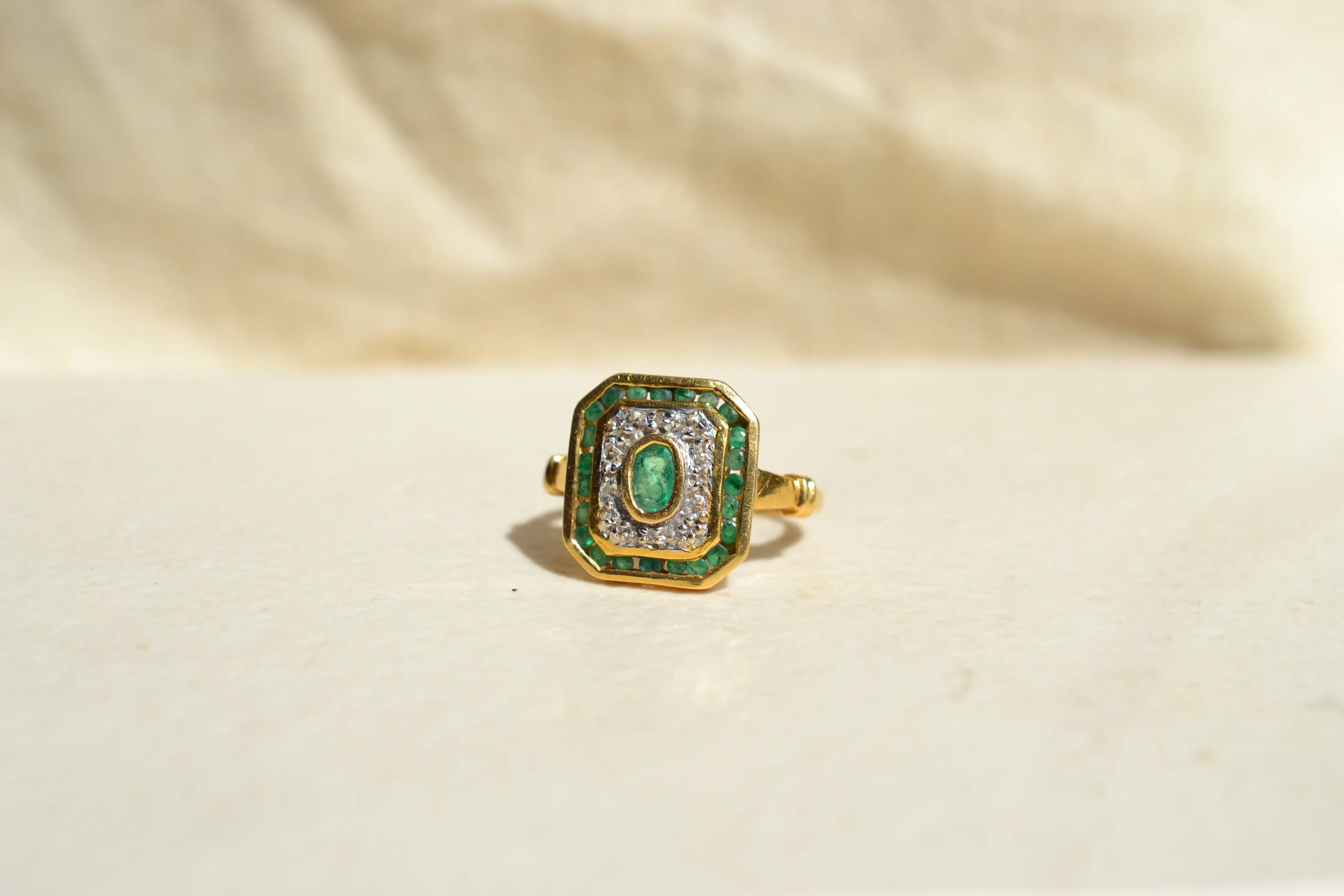 Bague octogonale Emeraudes et roses de Diamants