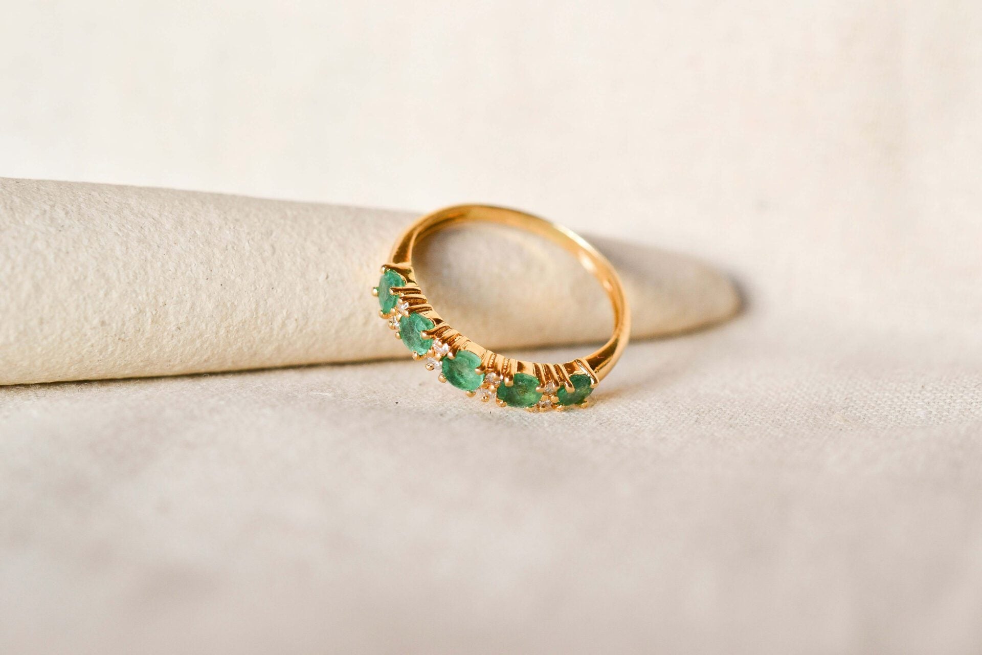 Bague jarretière Émeraudes et Diamants