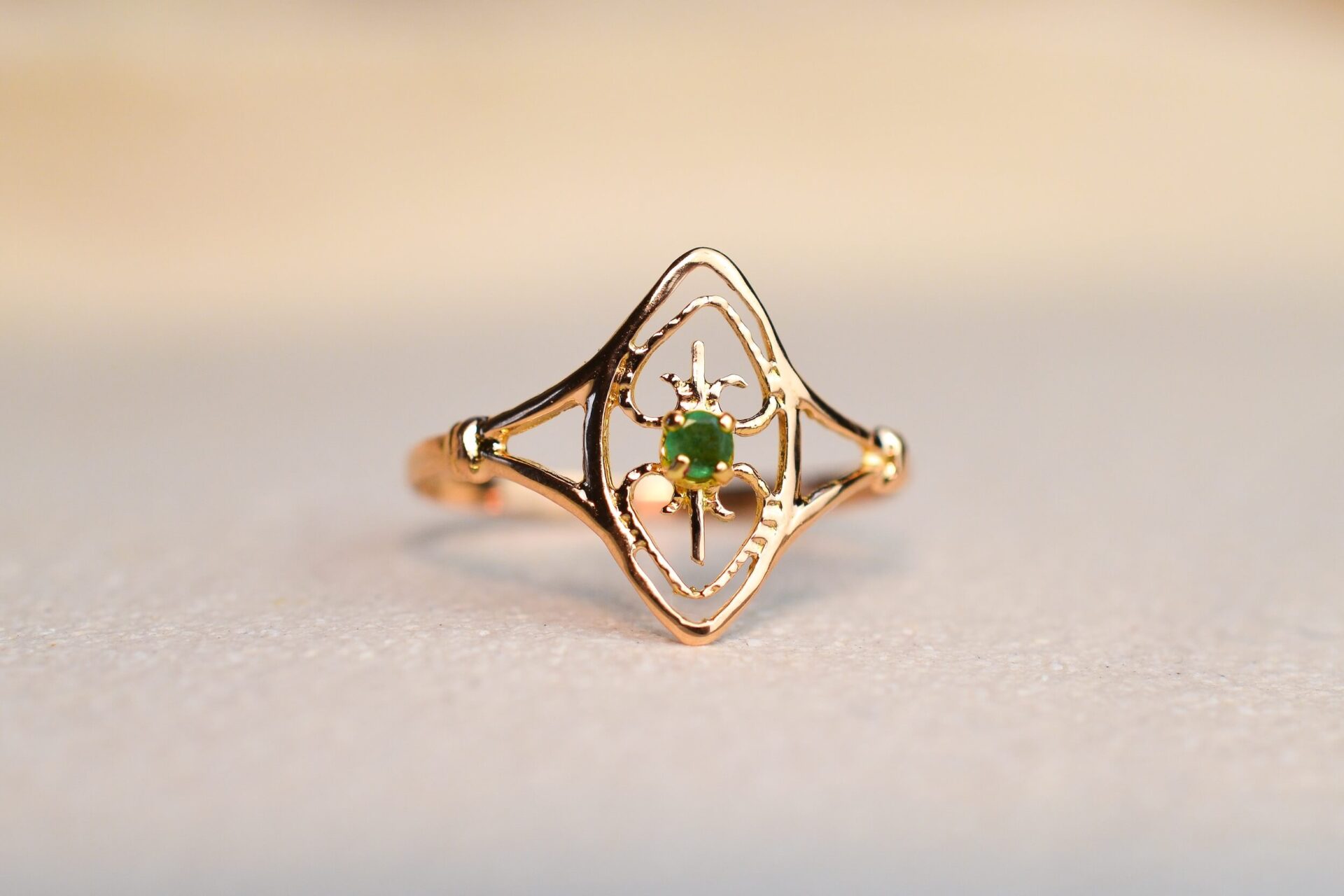Bague navette ajourée Emeraude