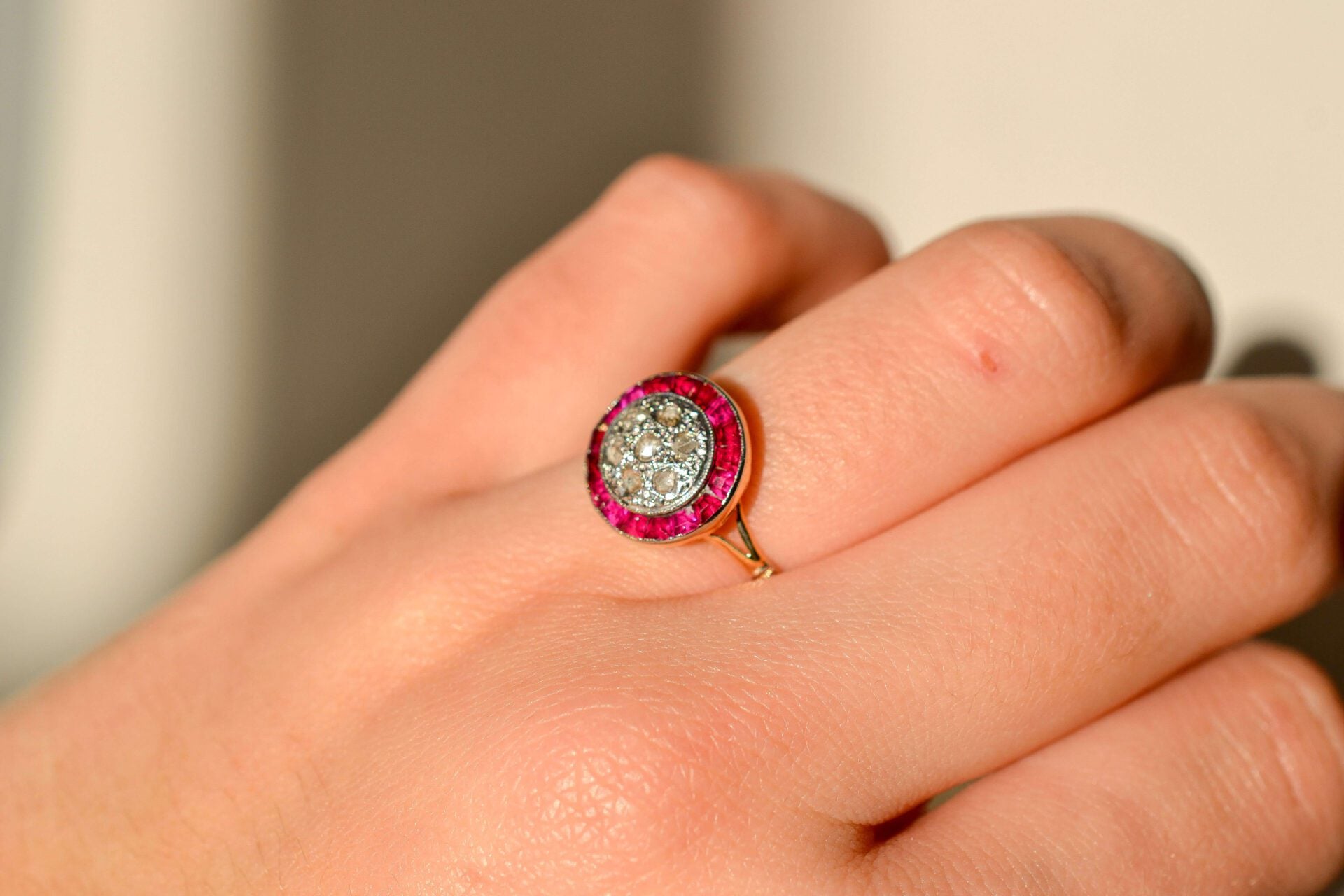 Bague Circulaire Rubis synthétiques et Diamants