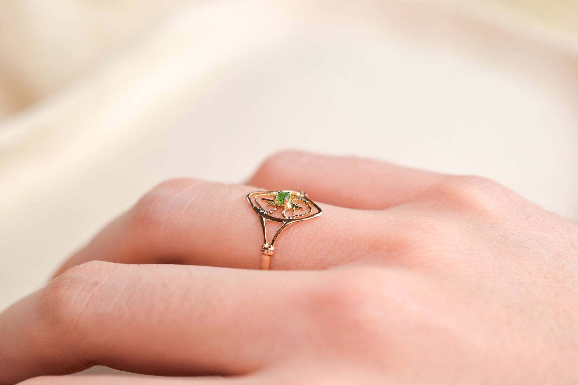 Bague navette ajourée Emeraude