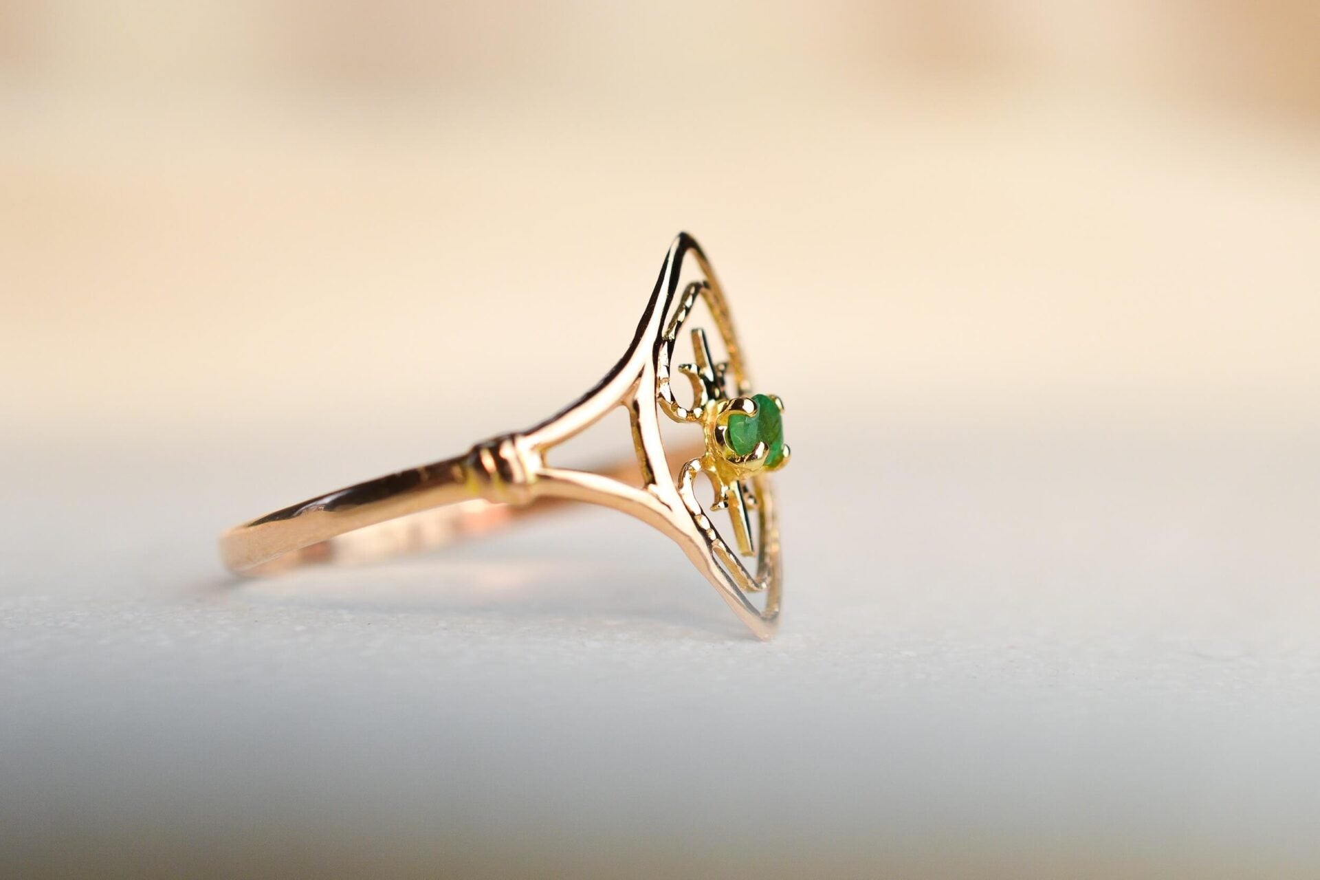 Bague navette ajourée Emeraude