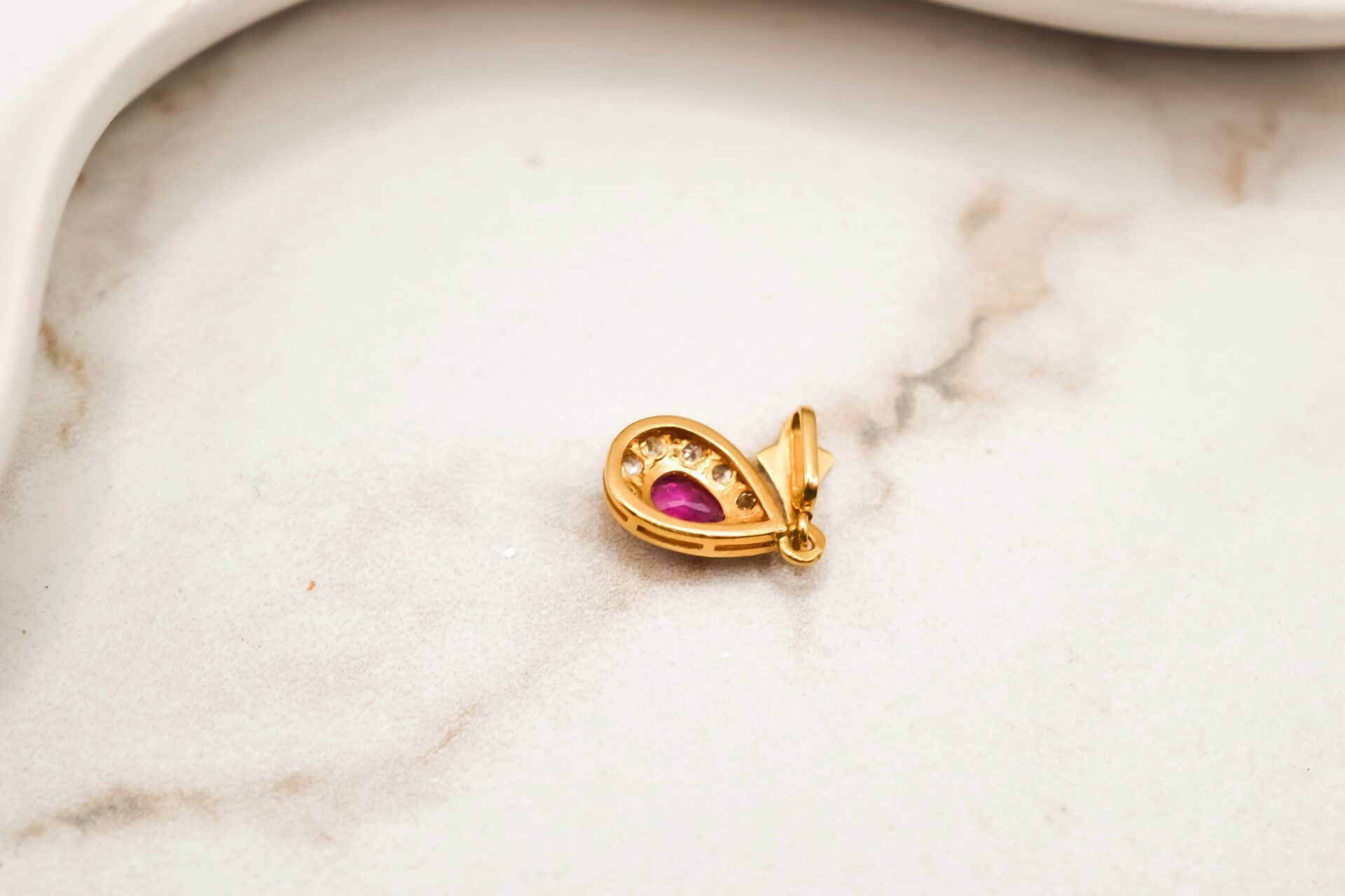 Pendentif fleur de lys Rubis