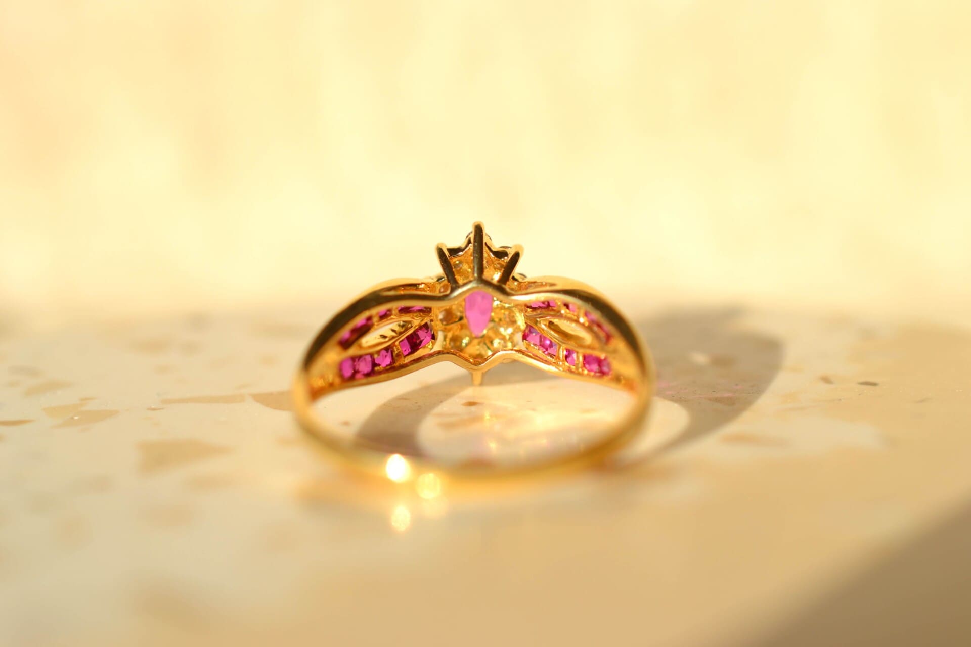 Marguerite Rubis Diamants anneau incrusté