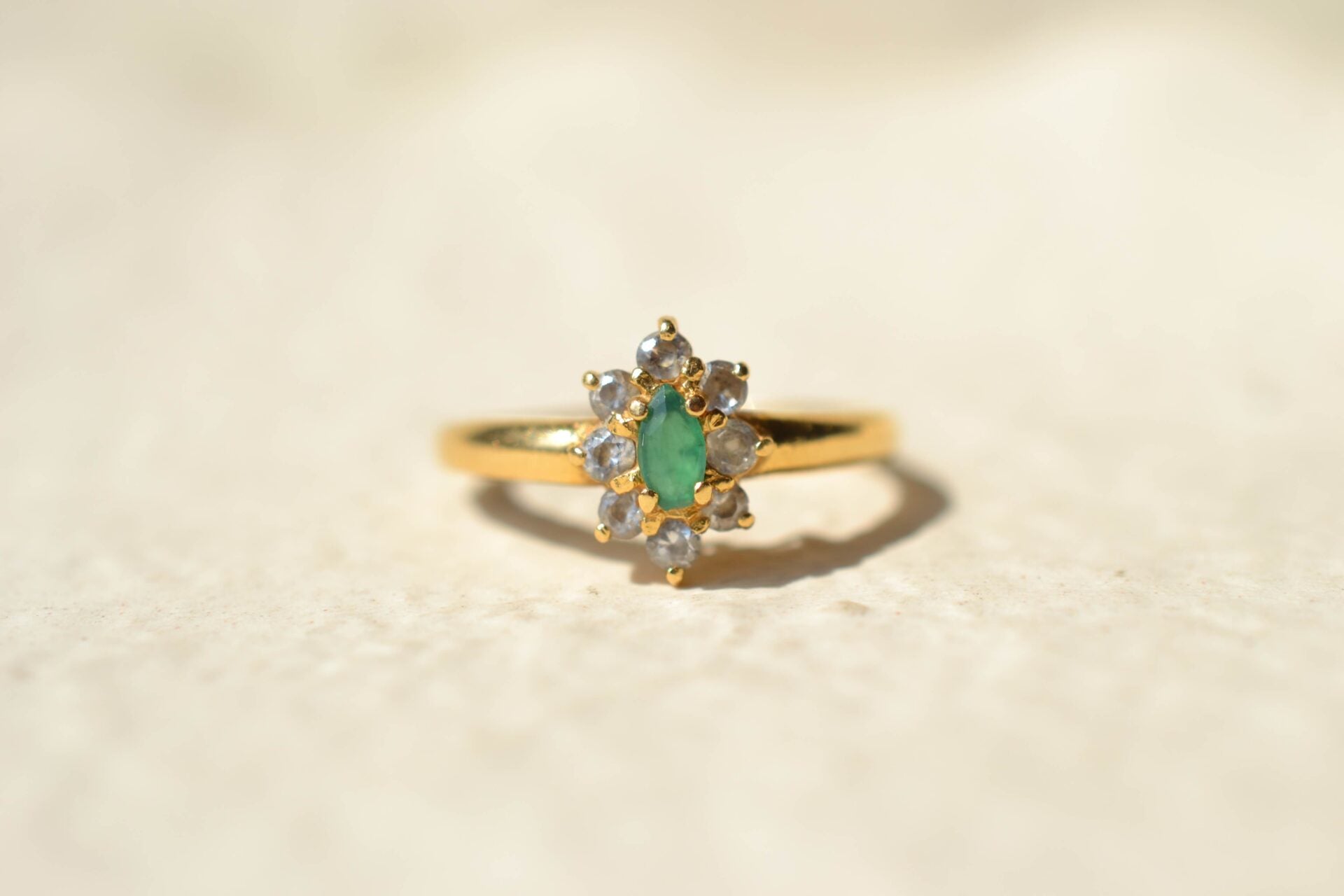 Bague Marguerite Emeraude et Oxydes