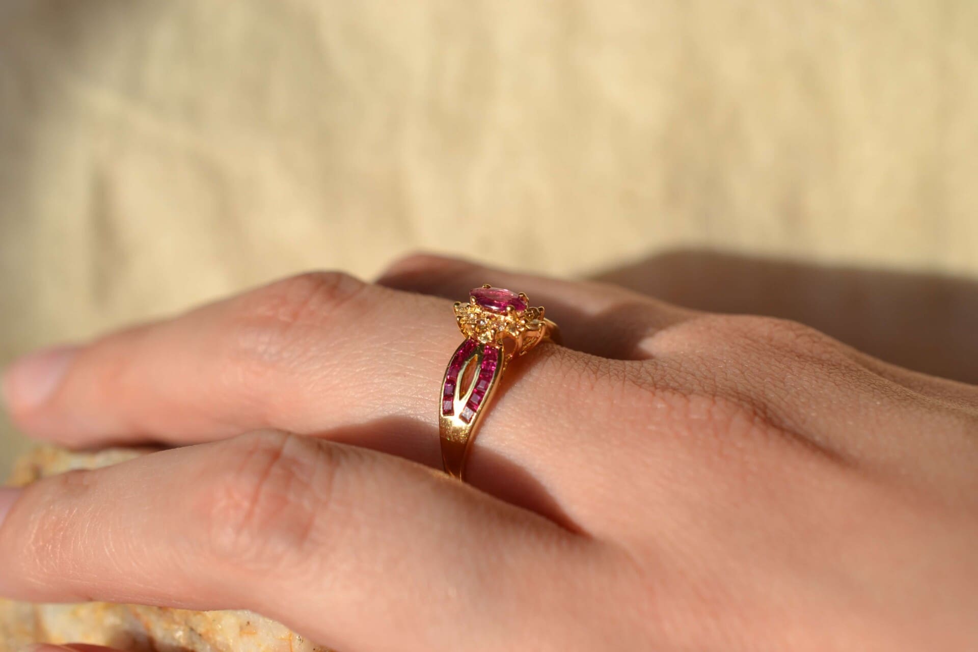 Marguerite Rubis Diamants anneau incrusté