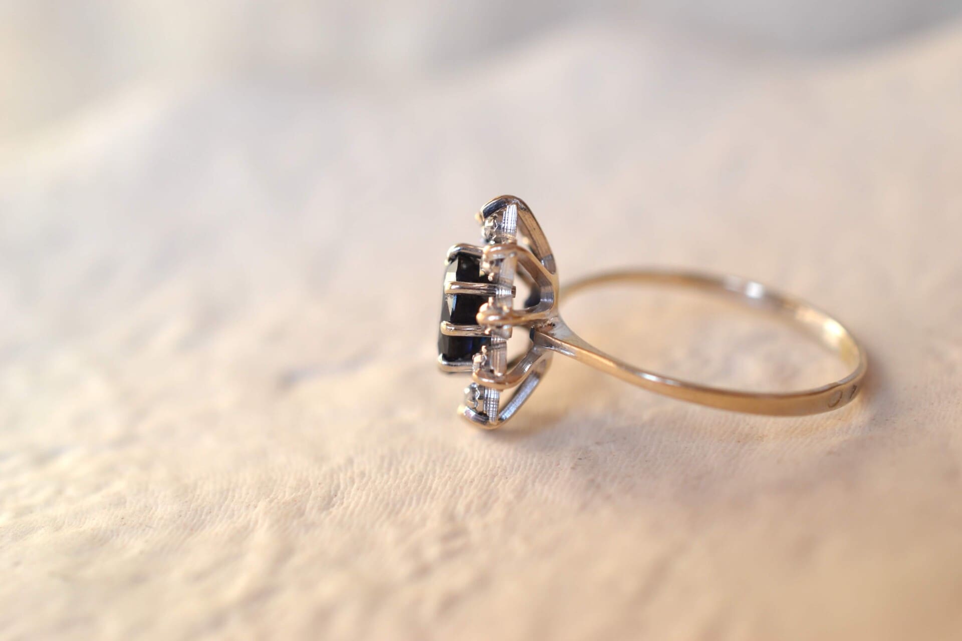 Marguerite Or blanc Diamants et Saphir