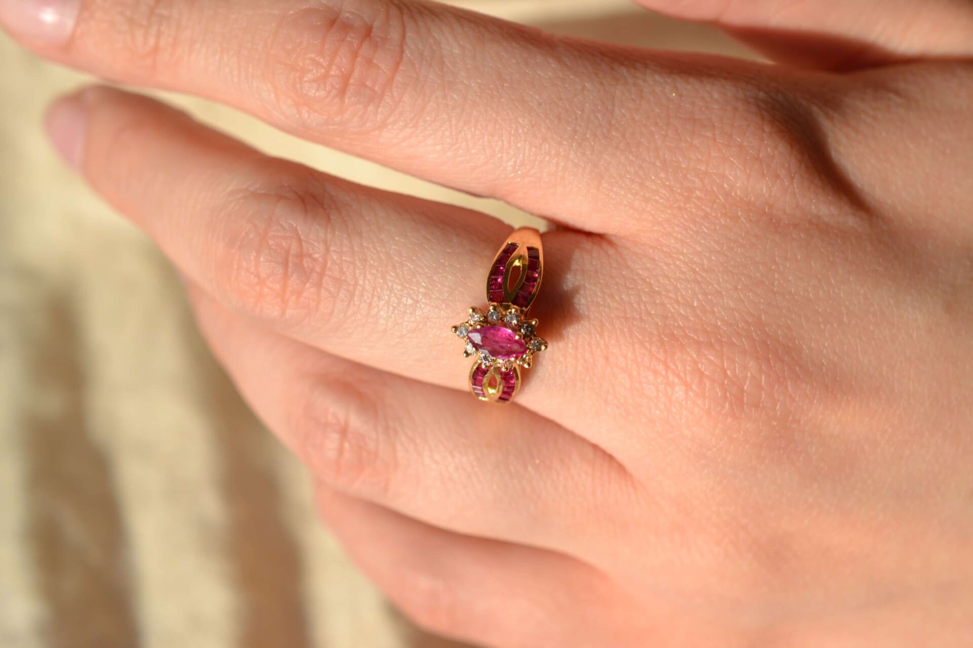 Marguerite Rubis Diamants anneau incrusté
