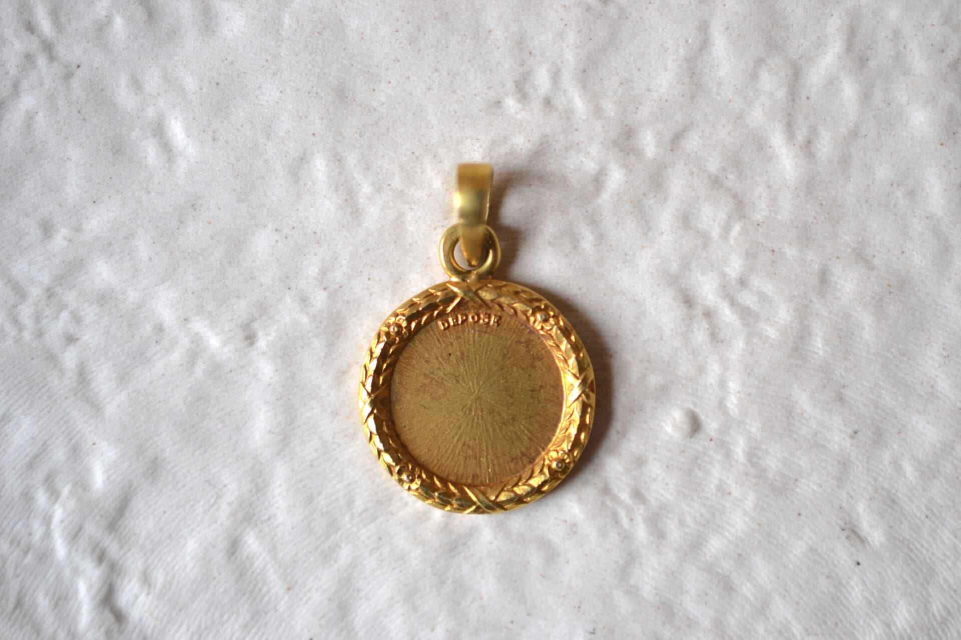 Médaille + qu'hier - que demain