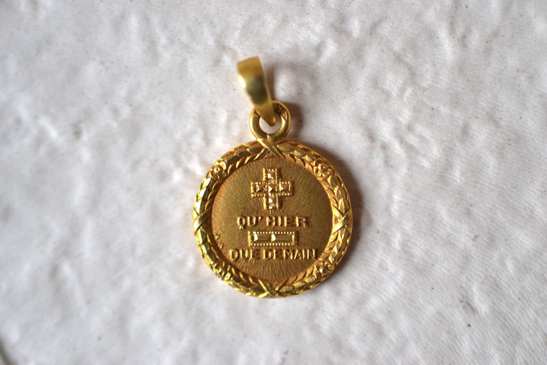 Médaille + qu'hier - que demain