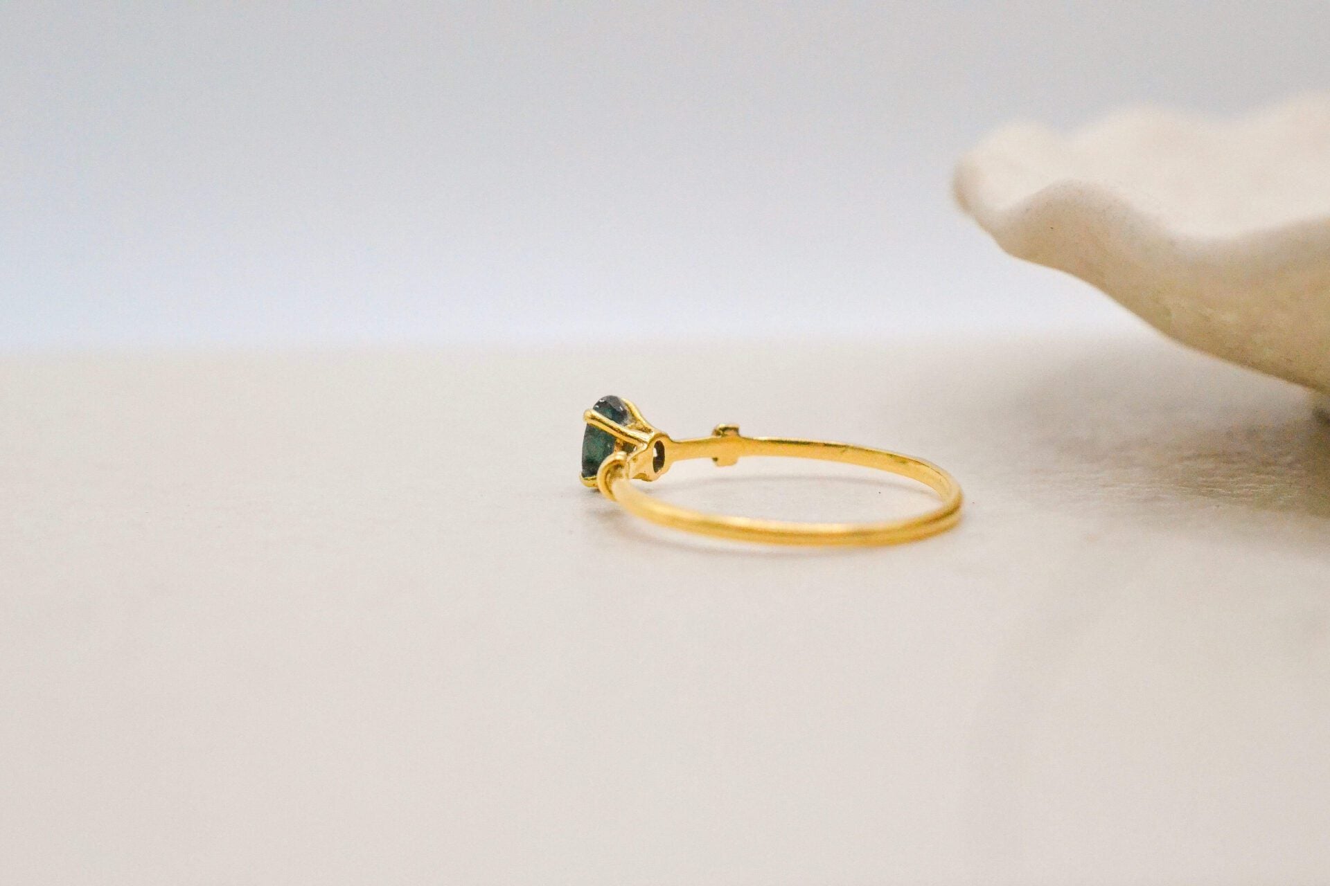Bague solitaire Or jaune et Saphir