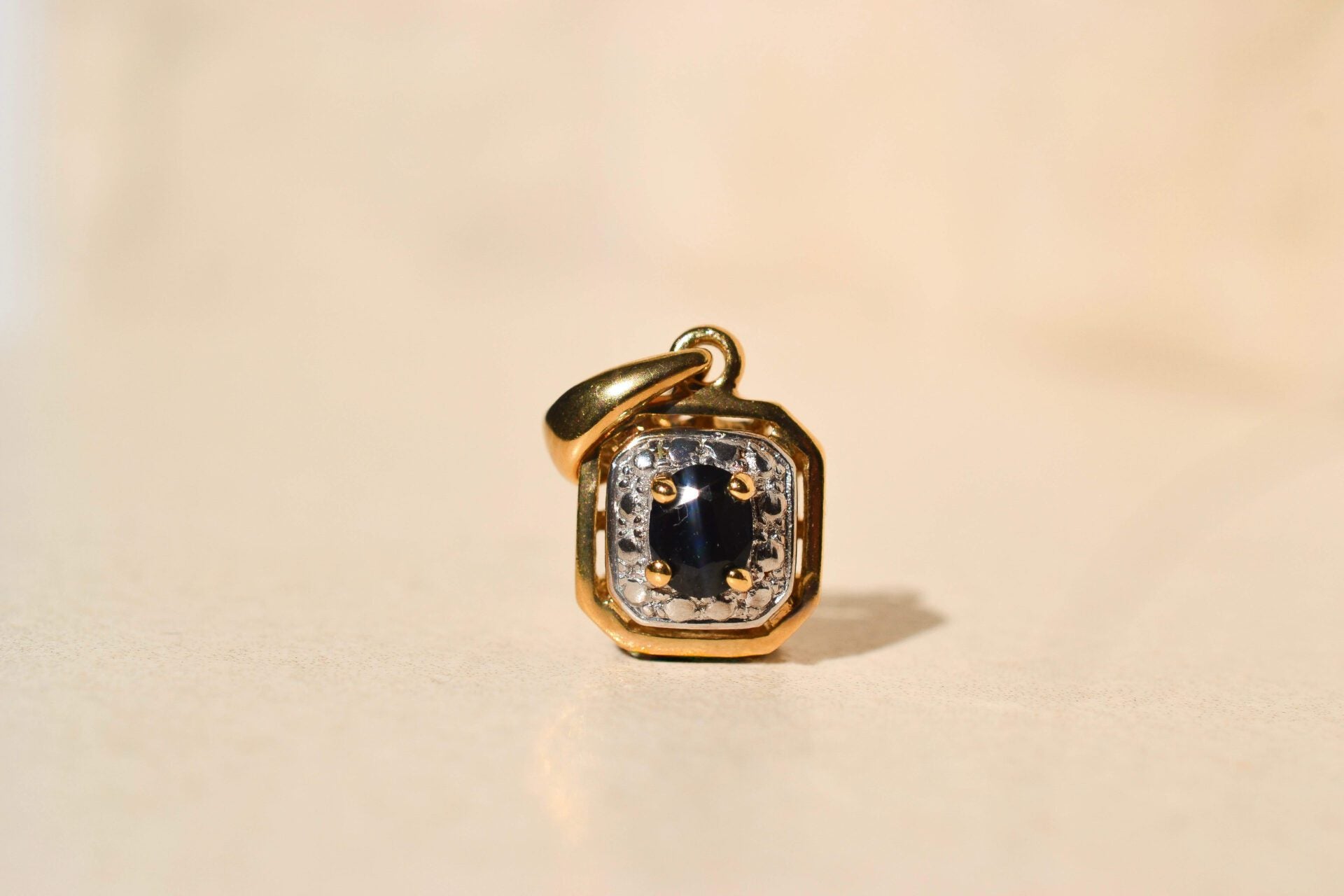 Pendentif carré Saphir 2 Ors 9K