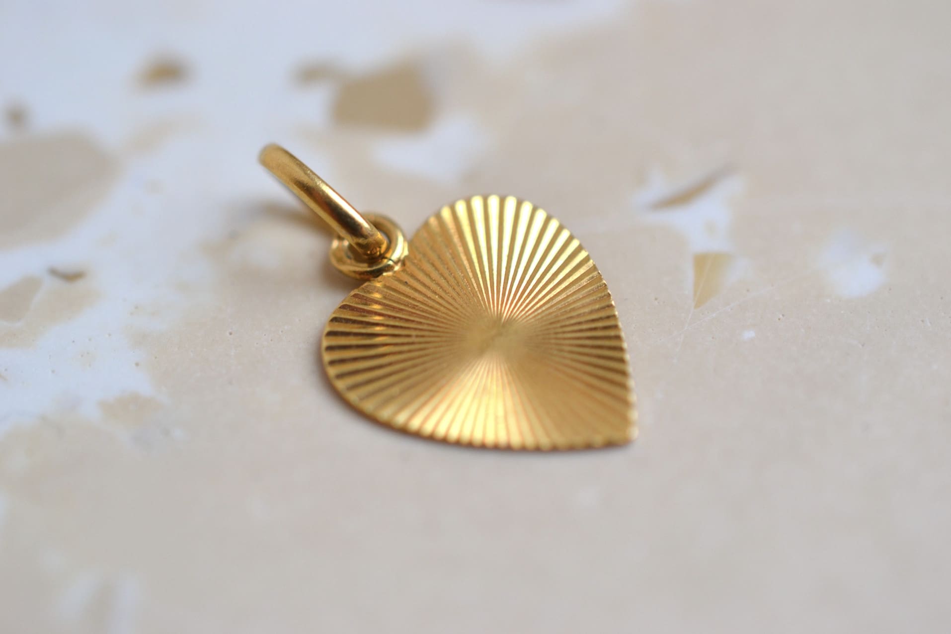 Pendentif coeur strié
