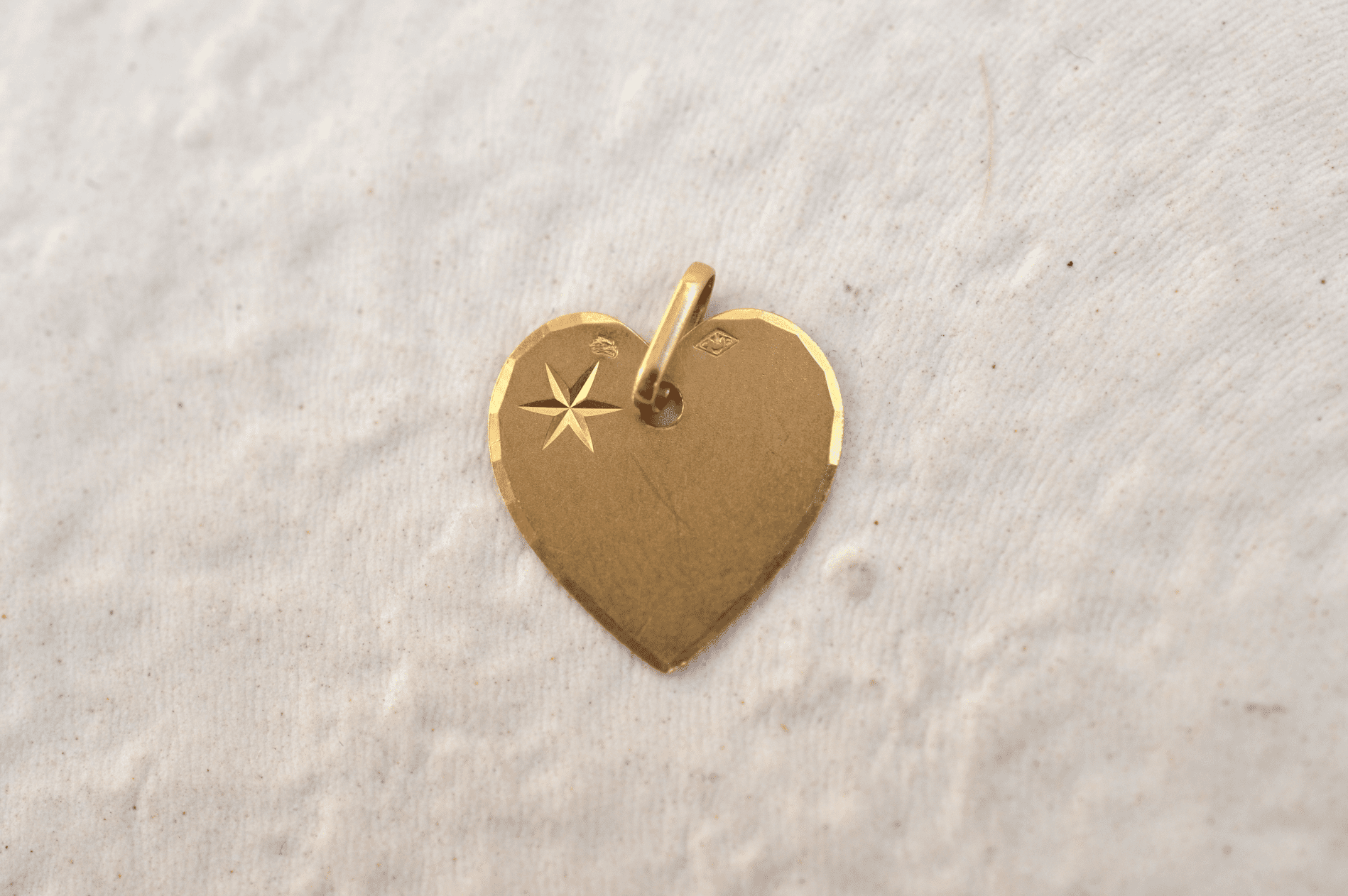 Pendentif coeur gravé étoile