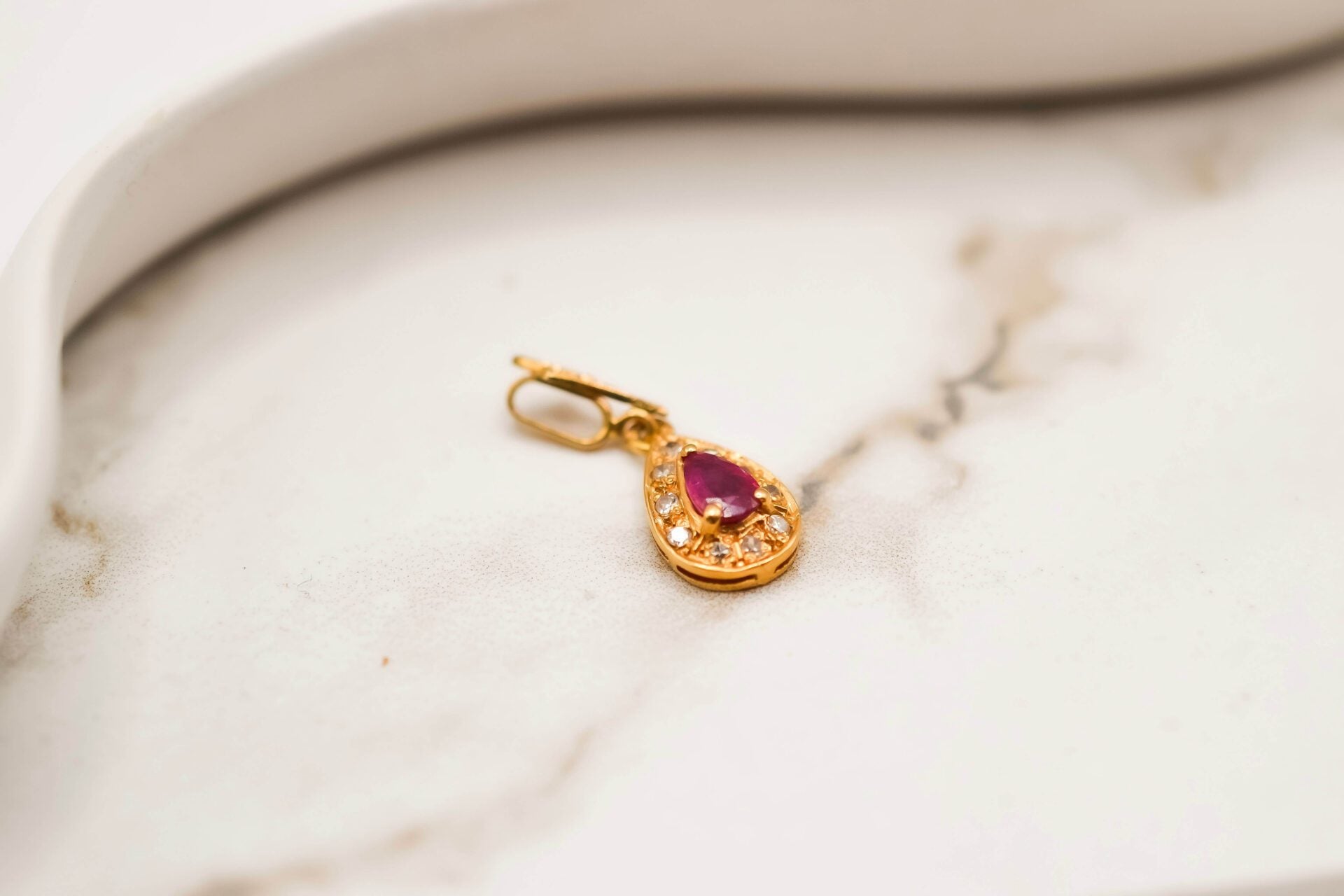 Pendentif fleur de lys Rubis