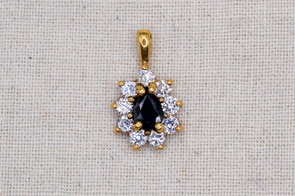 pendentif-marguerite-en-or-jaune-18-carats-orne-en son-centre-d-un-saphir-taille-en-poire-dans-un-entourage-d-oxydes-pendentif-ancien