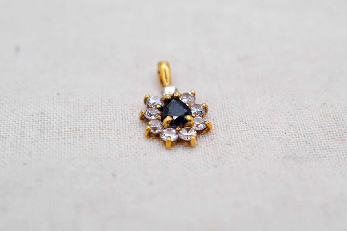 pendentif-marguerite-en-or-jaune-18-carats-orne-en son-centre-d-un-saphir-taille-en-poire-dans-un-entourage-d-oxydes-pendentif-vintage