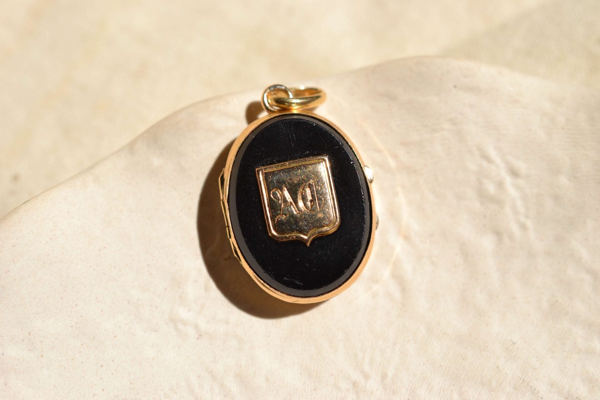 Pendentif ouvrant Onyx gravé