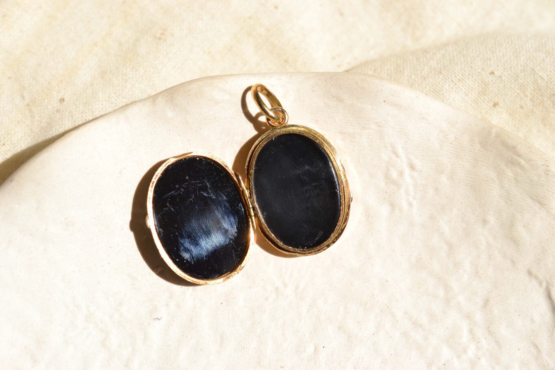 Pendentif ouvrant Onyx gravé