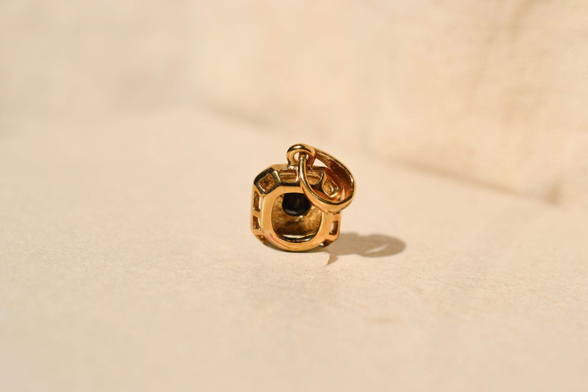 Pendentif carré Saphir 2 Ors 9K