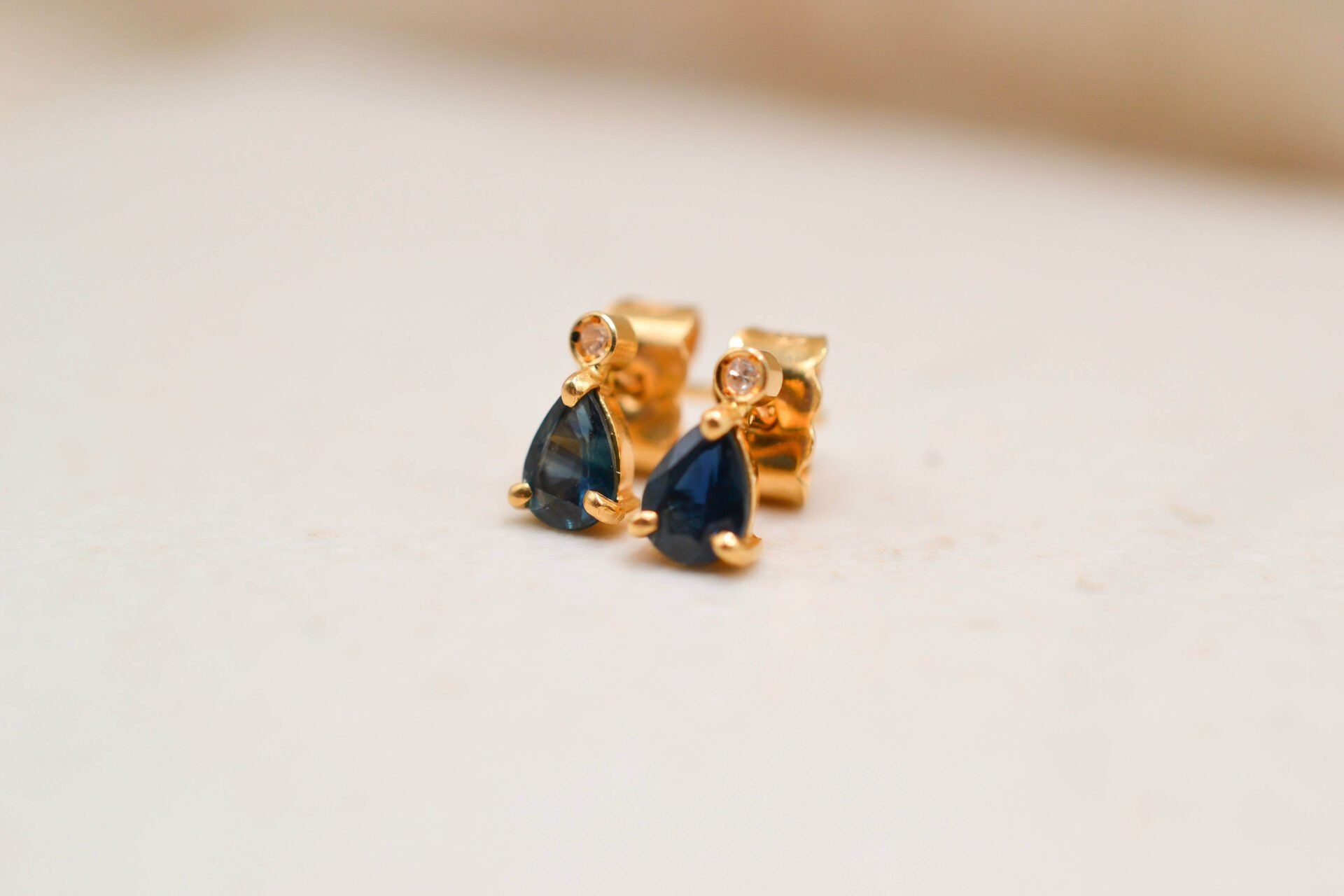 Puces Saphir poire et Diamant